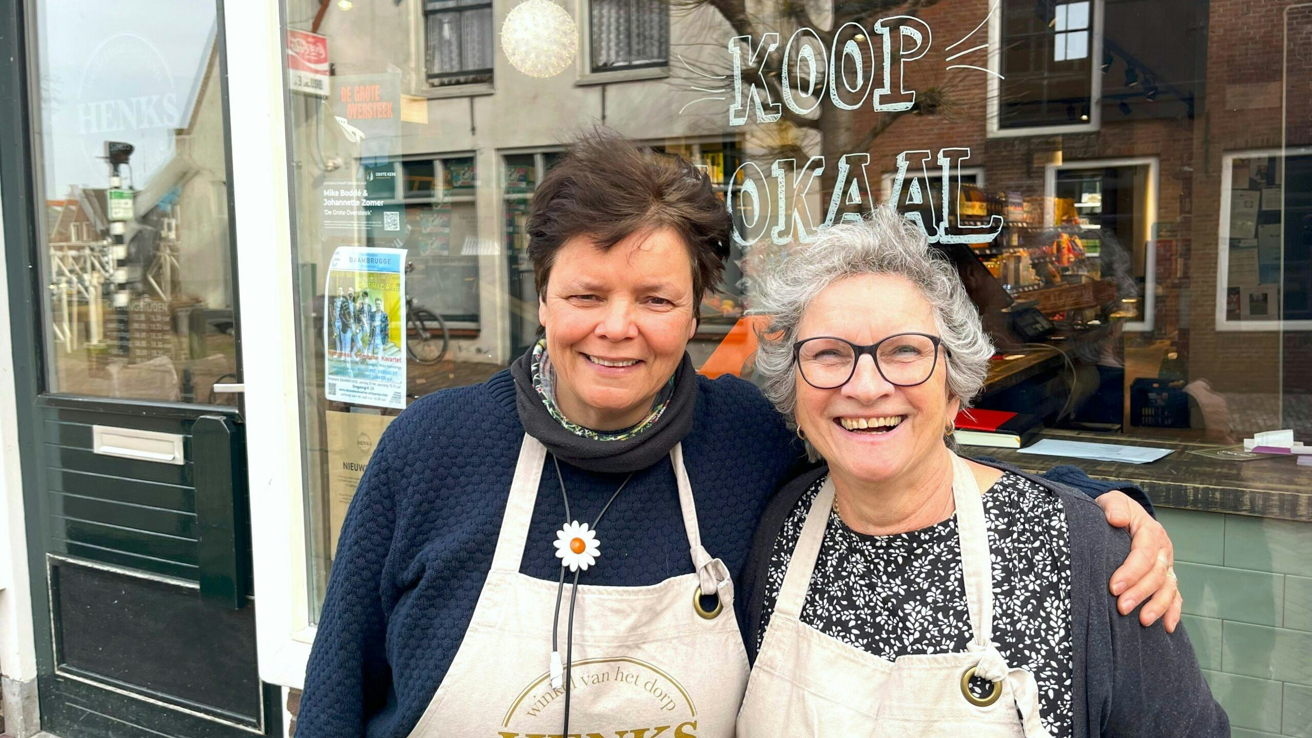 Vrijwilligers Mariette van Staveren en Gonnie de Groot voor buurtsuper Henks Baambrugge. Foto: Distrifood