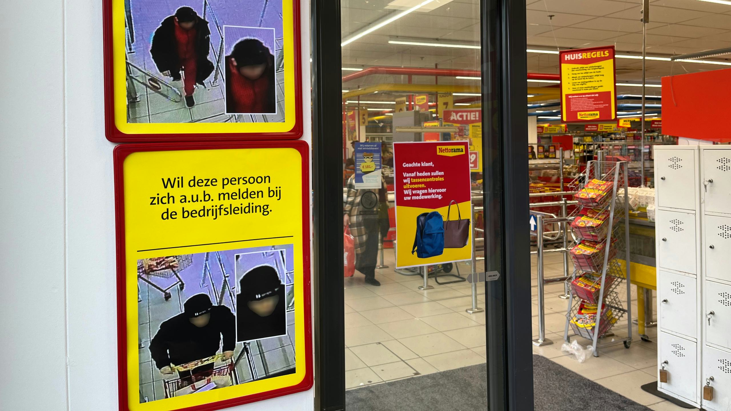 Nettorama Utrecht toont foto's van verdachte winkeldieven aan publiek. Distrifood heeft de verdachten extra onherkenbaar gemaakt om hun privacy te waarborgen. Foto: Distrifood