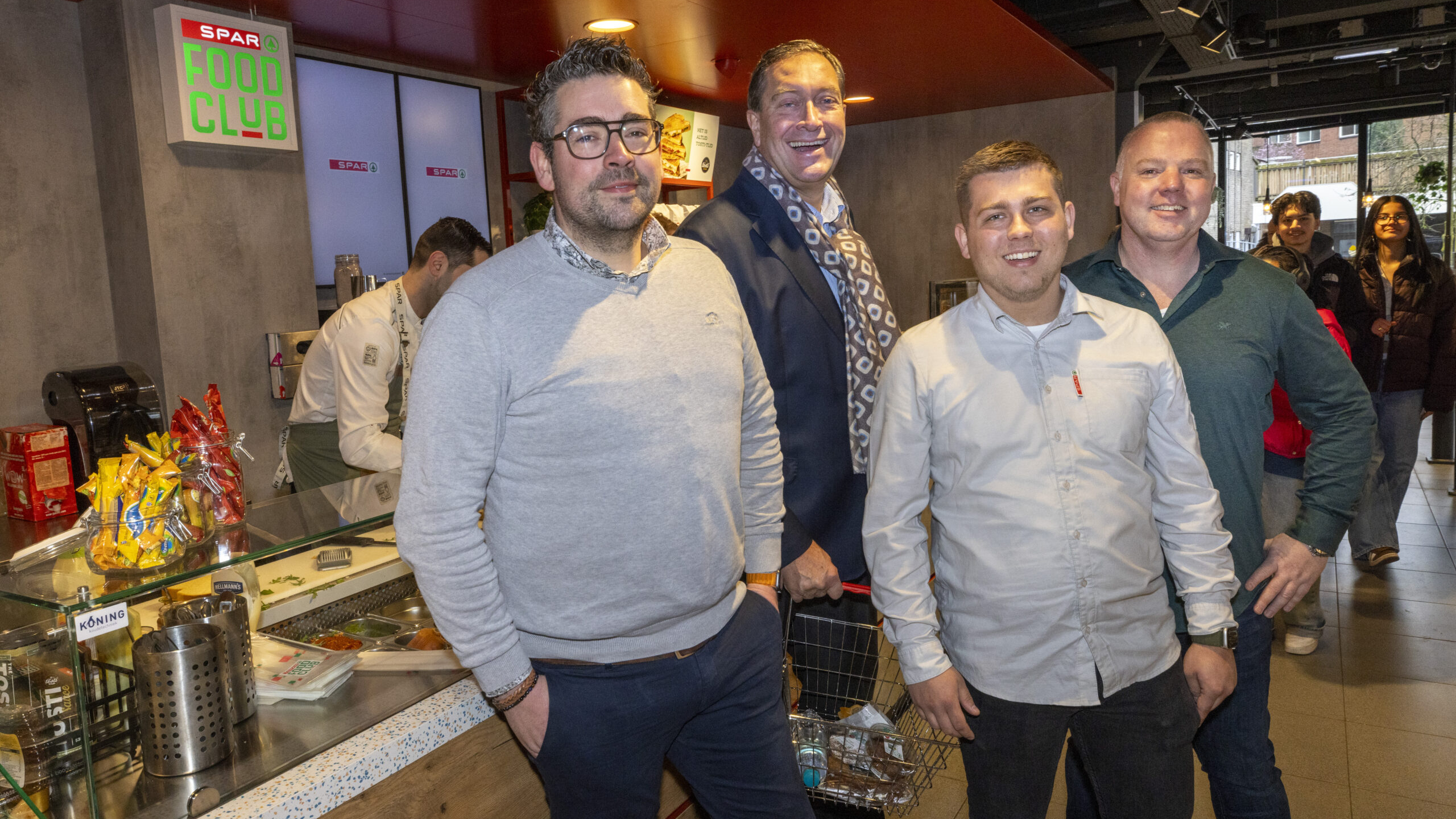 Pim Meijer (links) en Luke van Gelder (uiterst links) van Spar Zutphen. Foto: Koos Groenewold