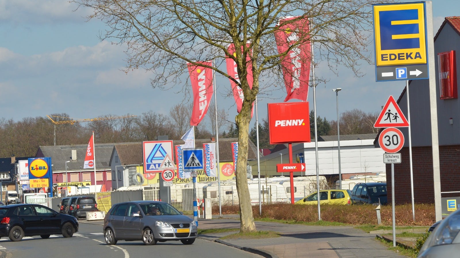 Een Nederlandse automobilist nabij Duitse supermarkten. Foto: Distrifood