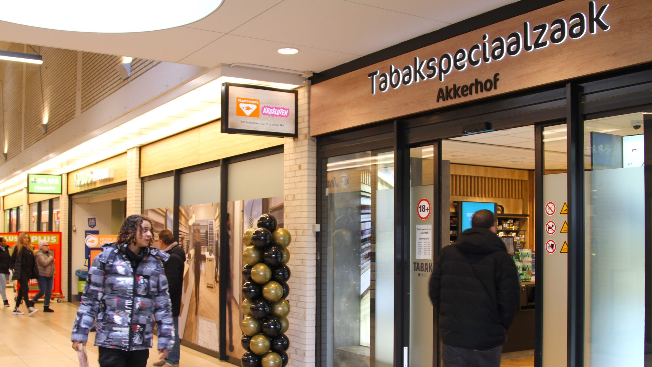 Een tabaksspeciaalzaak naast een Plus-supermarkt in Spijkenisse. Foto: Distrifood