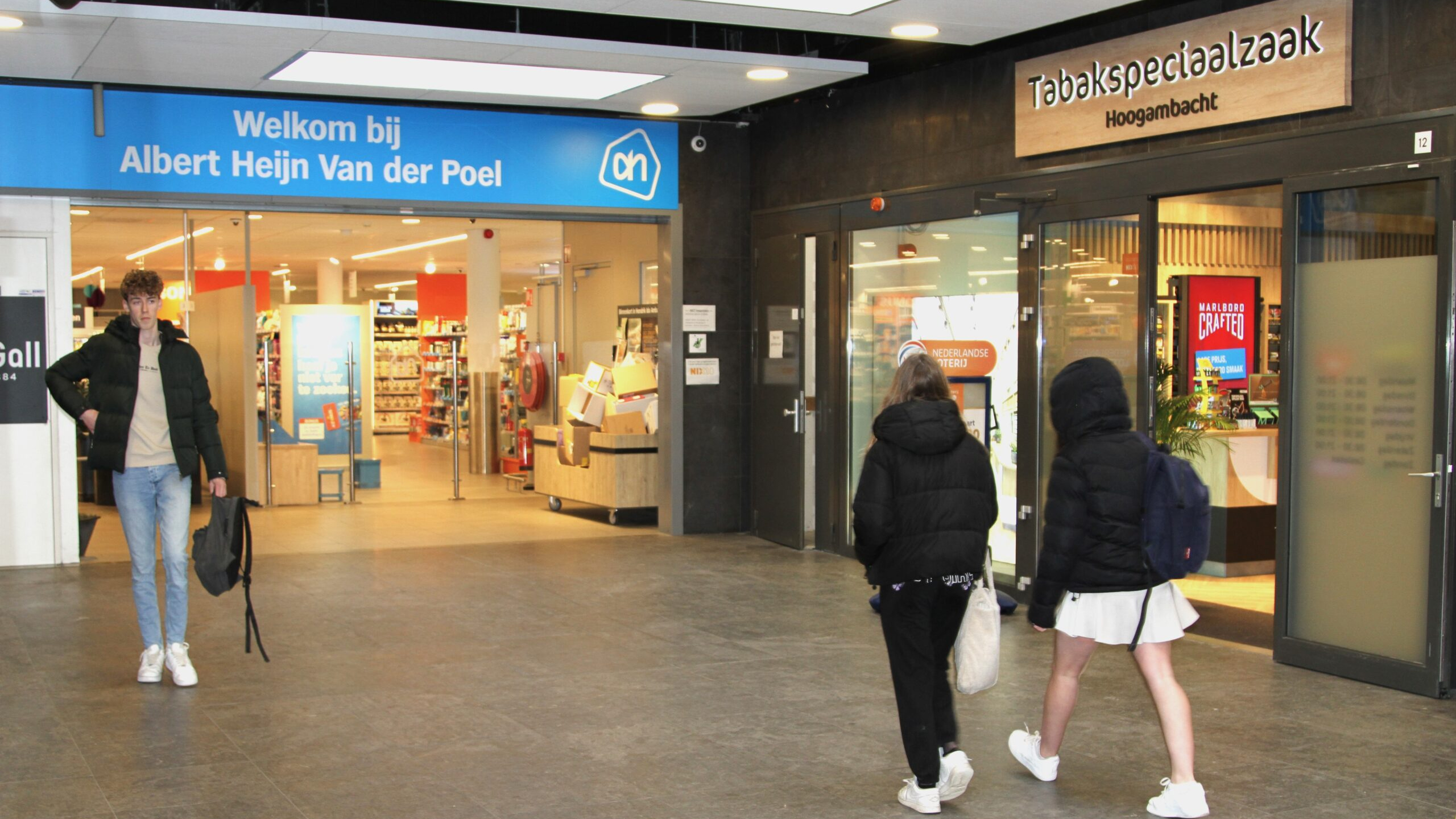 Tabaksspeciaalzaak Hoogambacht in Hendrik-Ido-Ambacht, naast Albert Heijn van der Poel. Foto: Distrifood