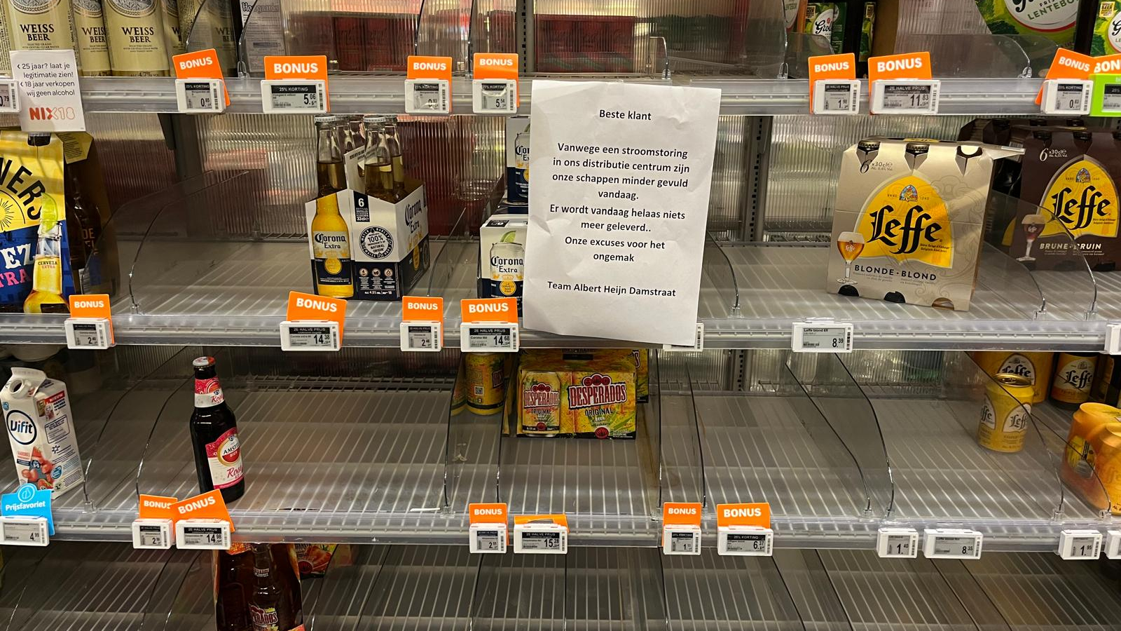 Een Albert Heijn-winkel in Utrecht kampt met lege schappen waardoor er amper bier en chips beschikbaar is. Foto: Distrifood