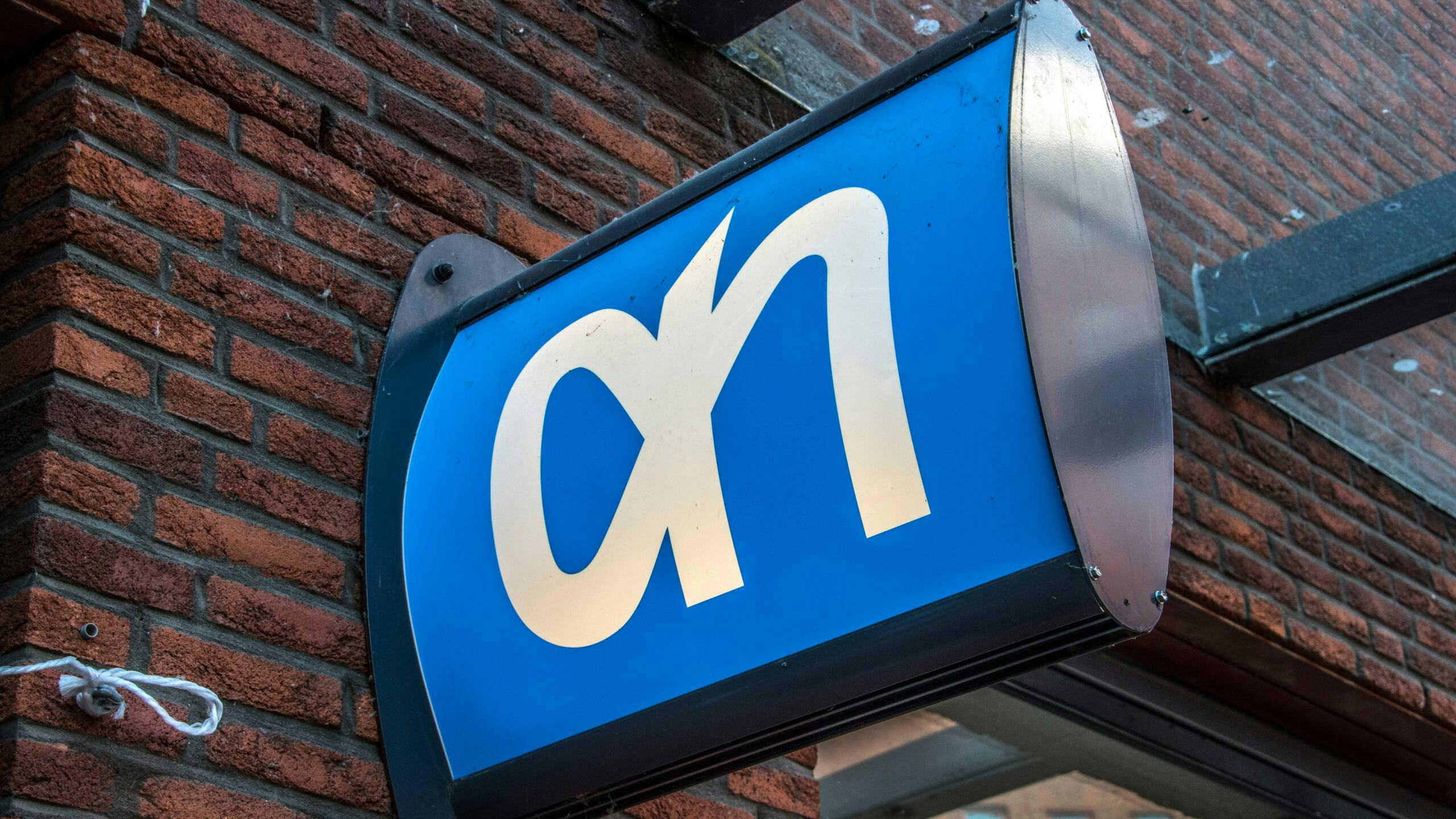 Logo van Albert Heijn aan de geval van een supermarkt. Foto: Shutterstock