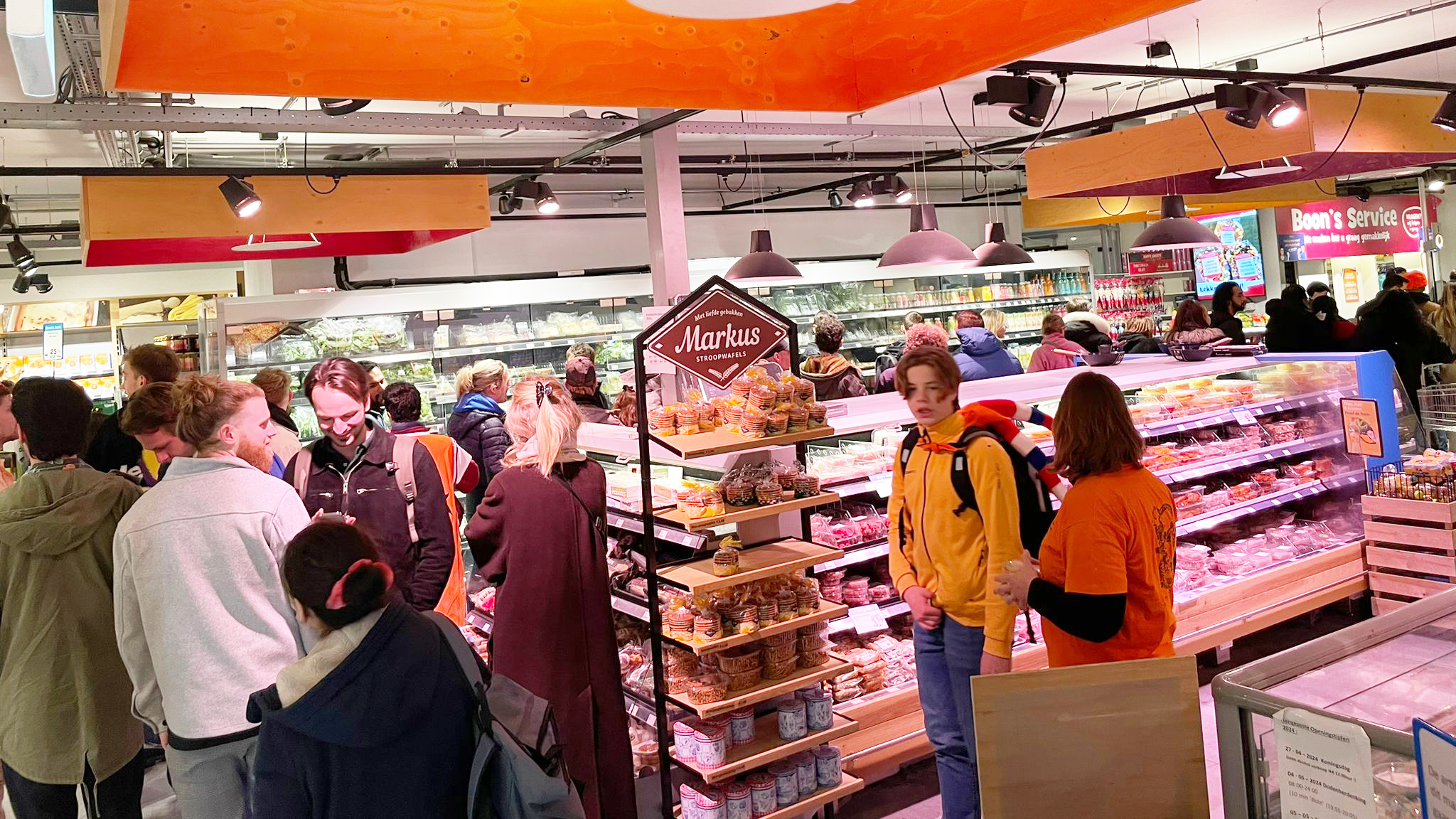 Drukte bij Boon's Markt in het centrum van Utrecht tijdens Koningsnacht 2024. Foto: Harpal