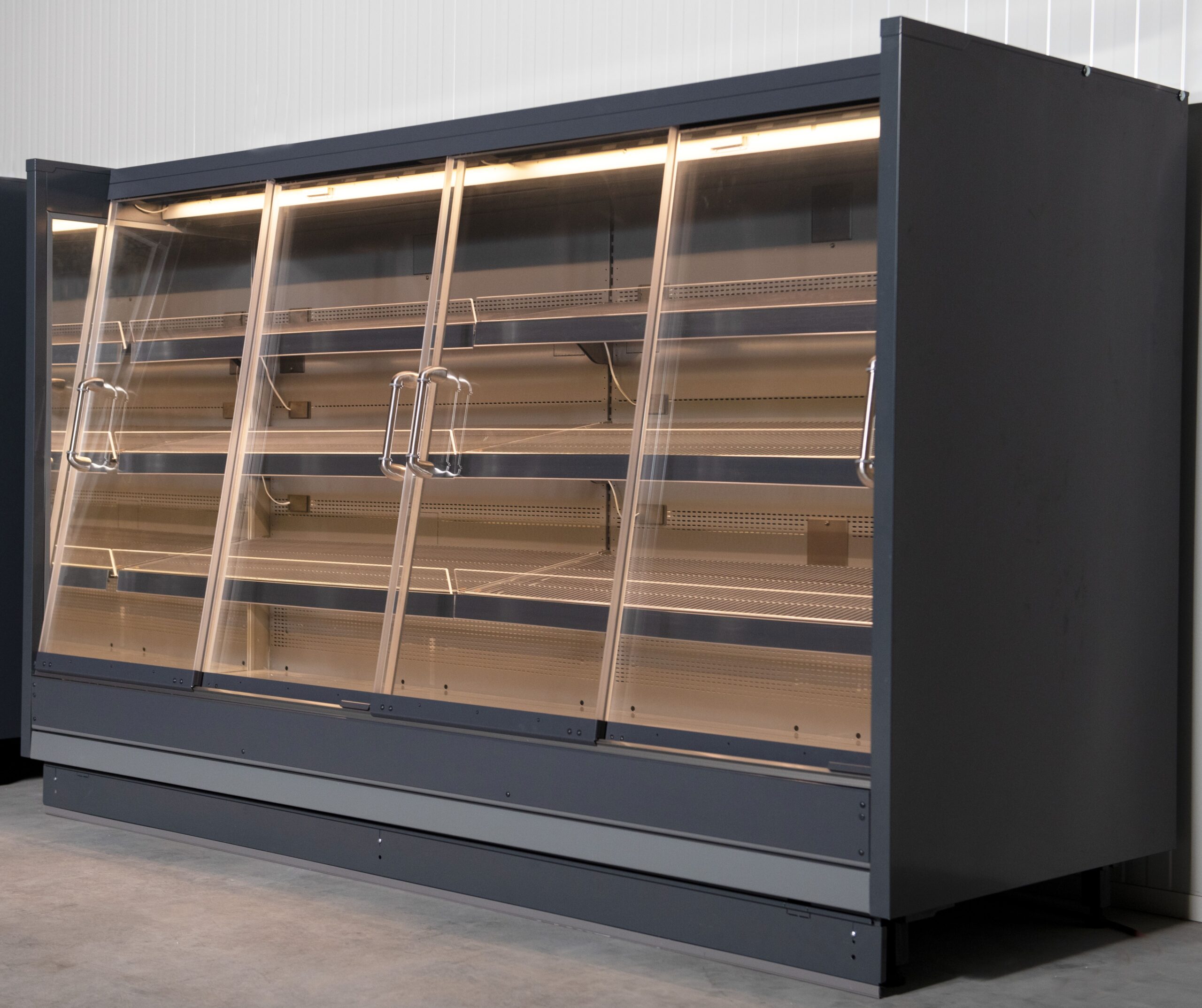 De Bouwman Groep is wereldwijd de eerste en enige met een vlakke dubbelwandige kunststof PET deur voor wandkoelmeubels en semi-vertical koelmeubels. 