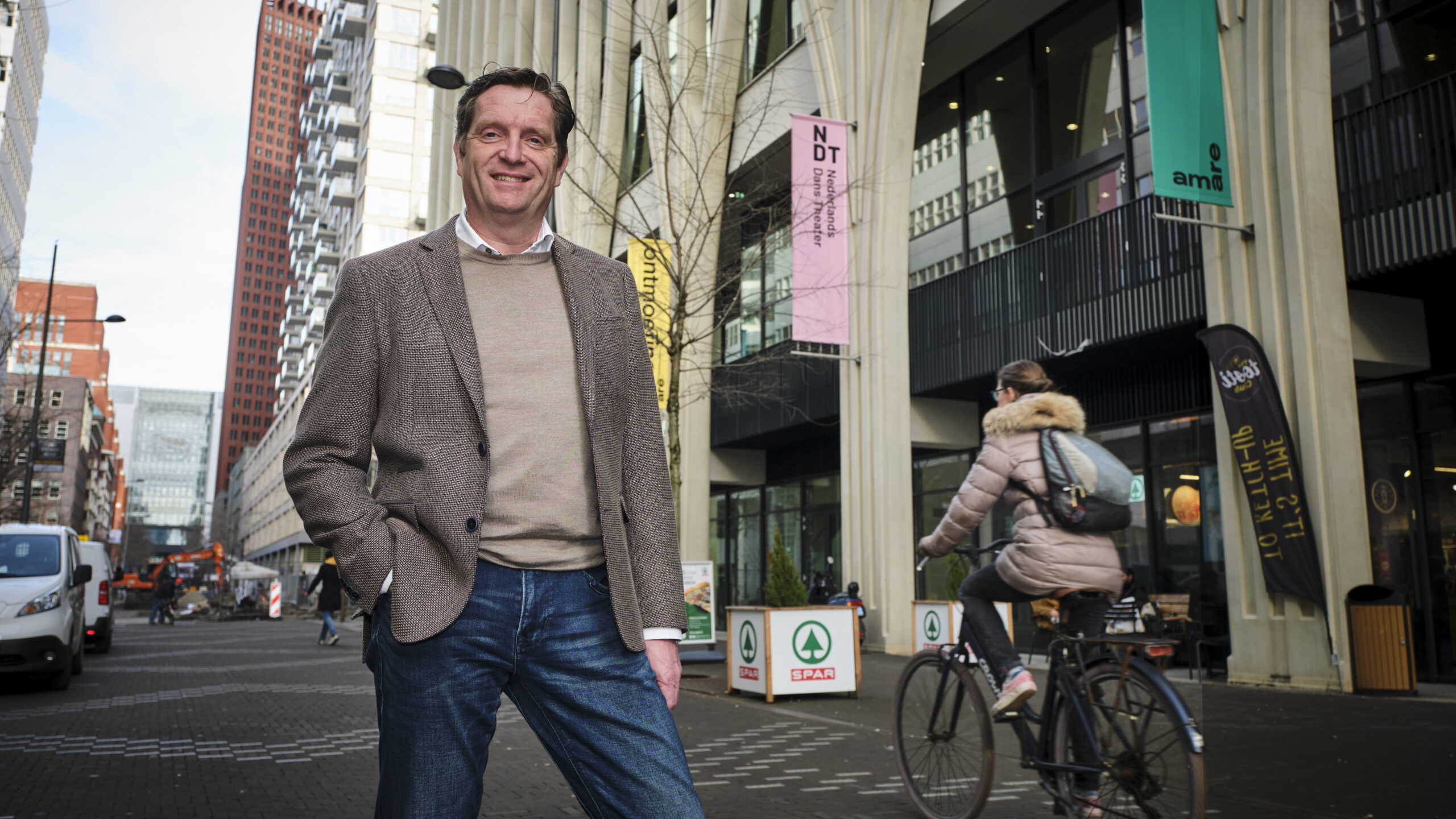 Christiaan Koopmans bij de Spar aan de Turfmarkt in Den Haag. Foto: (C) Fred Libochant Fotografie