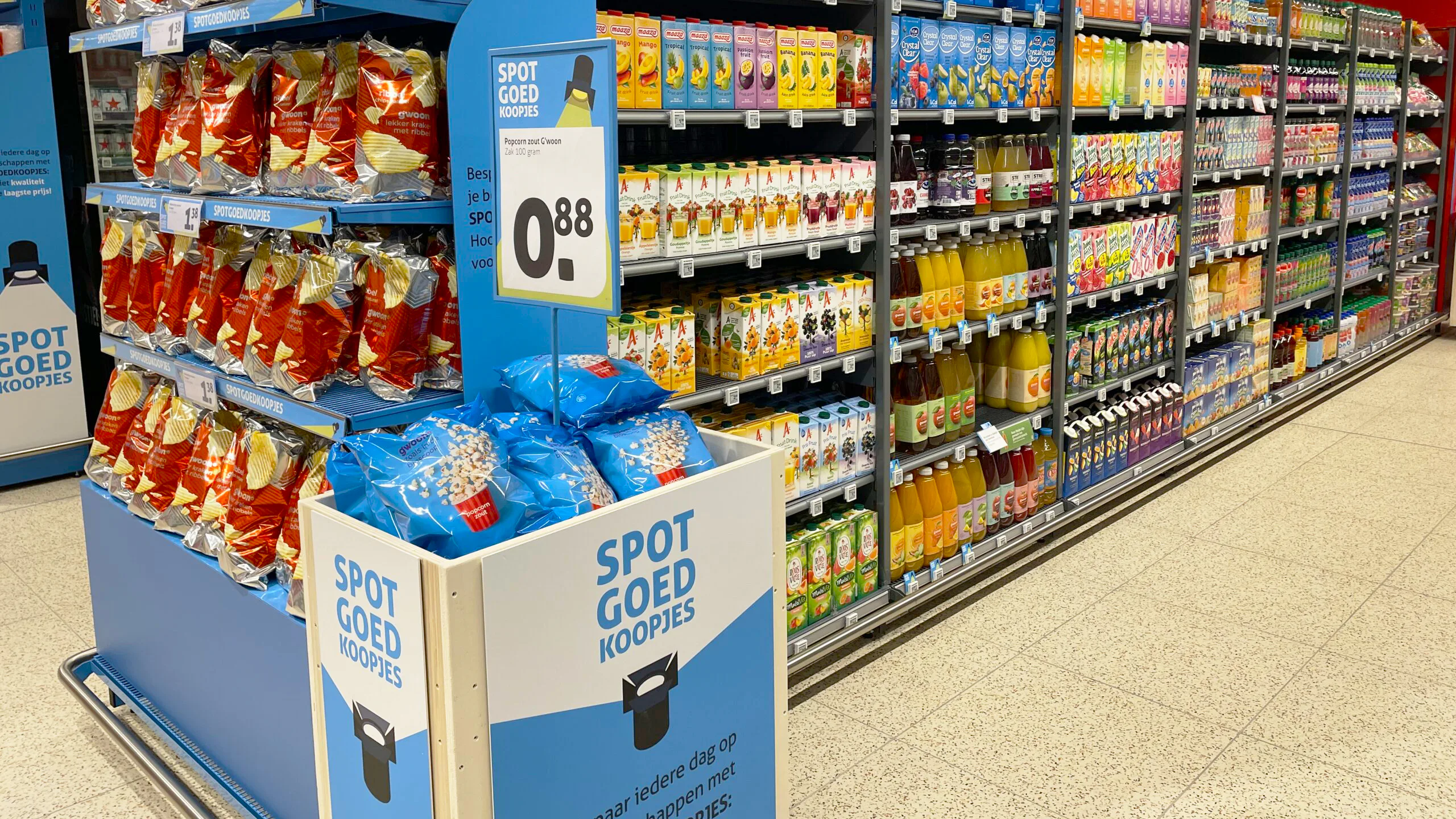 Een bak met zogeheten Spotgoedkoopjes. Producten tegen een vaste lage prijs. Foto: Distrifood