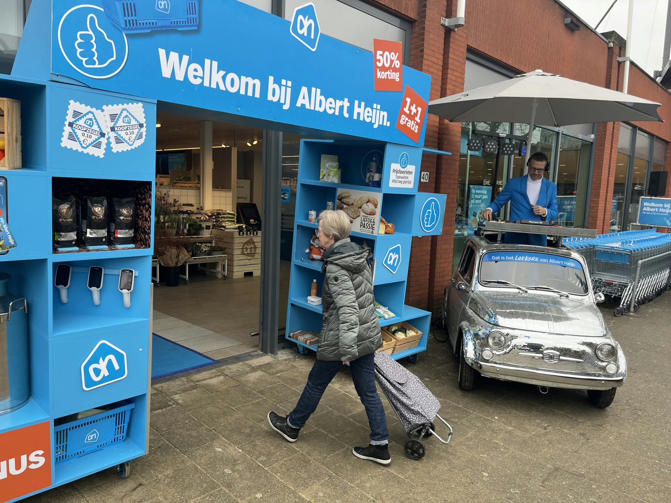 Een klant wandelt de pas geopende Albert Heijn Jan Linders binnen in Blerick, Venlo. Foto: Distrifood