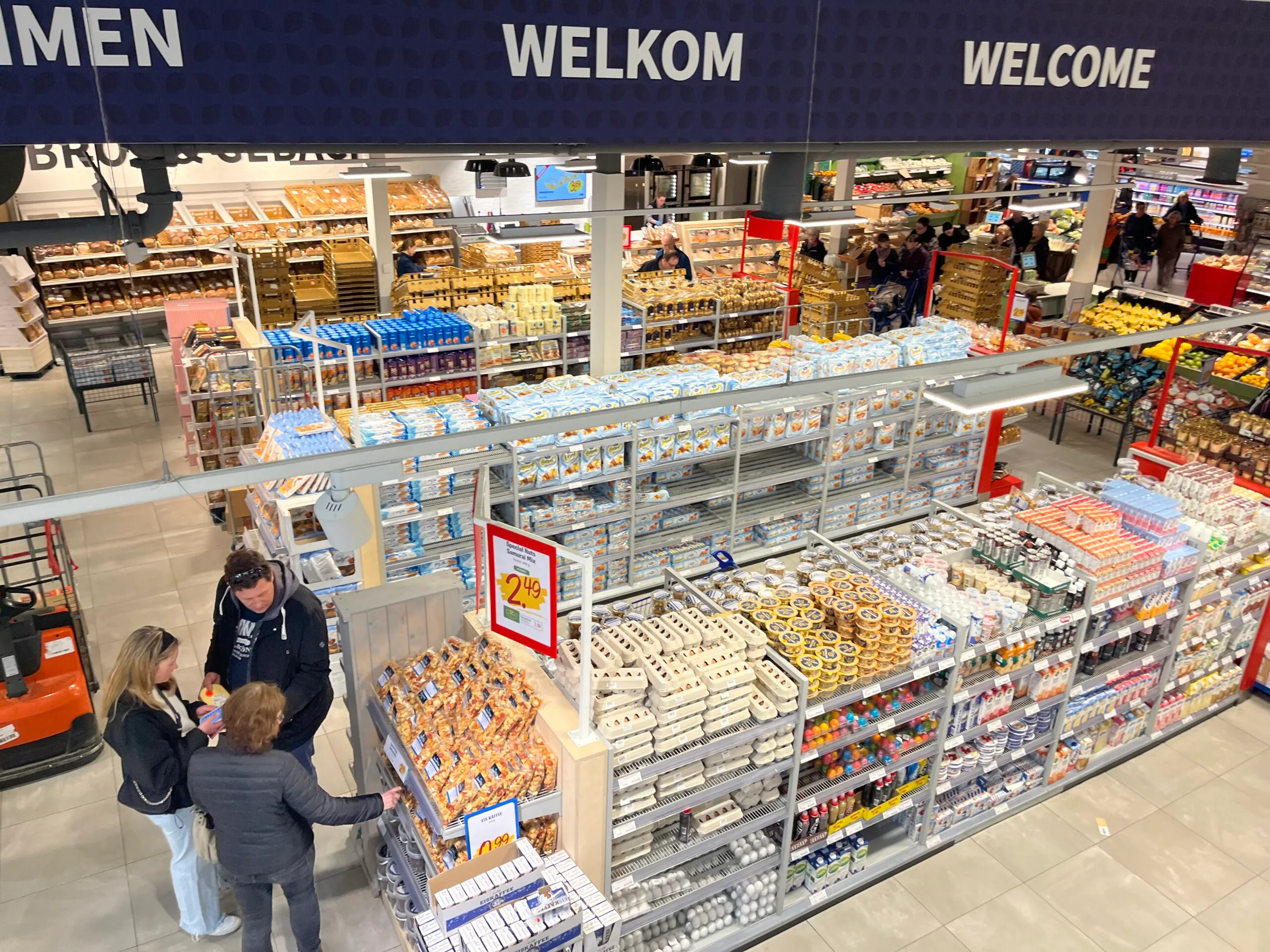 Klanten bij 2 Brüder in Venlo. Foto: Distrifood