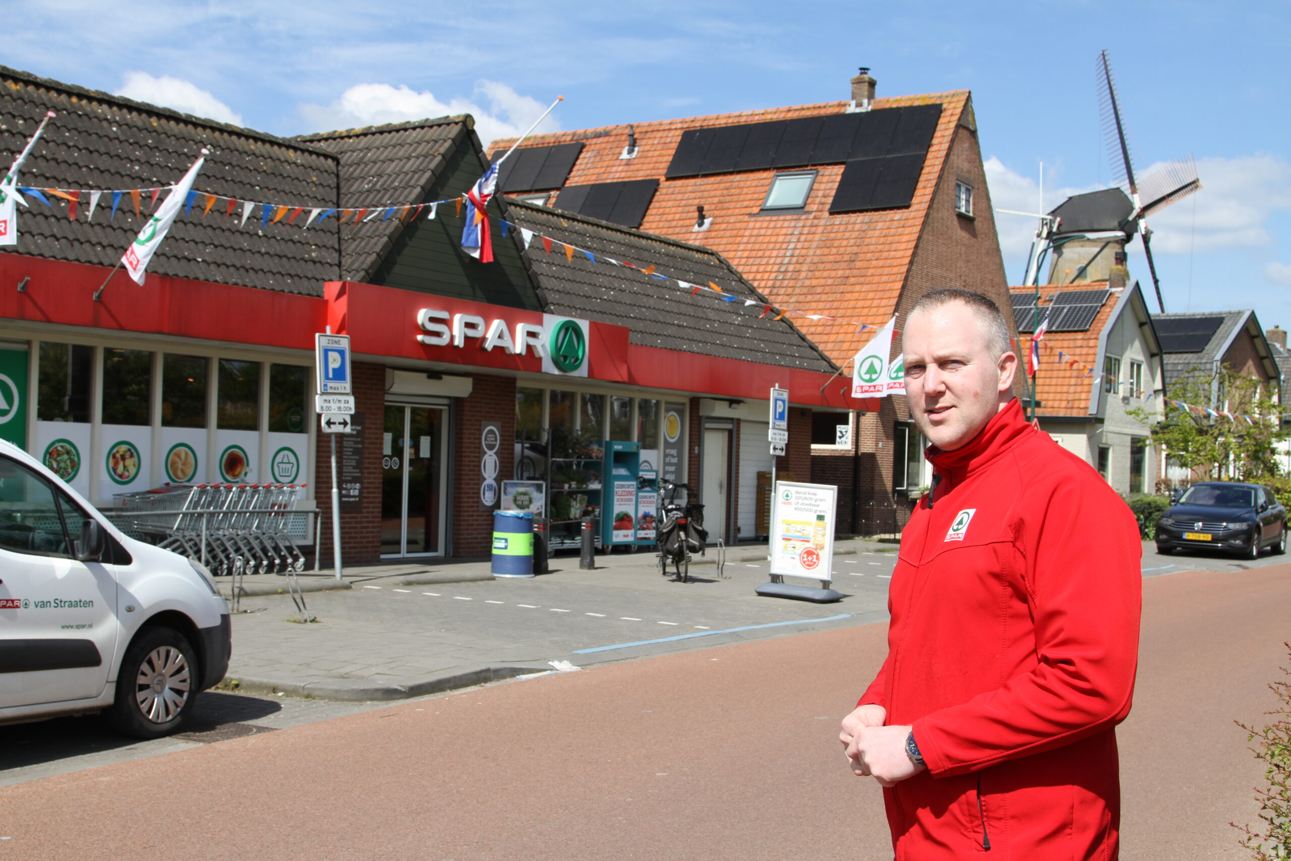 Spar-ondernemer Martijn van Straaten poseert voor zijn winkel in Cothen. Foto: Distrifood
