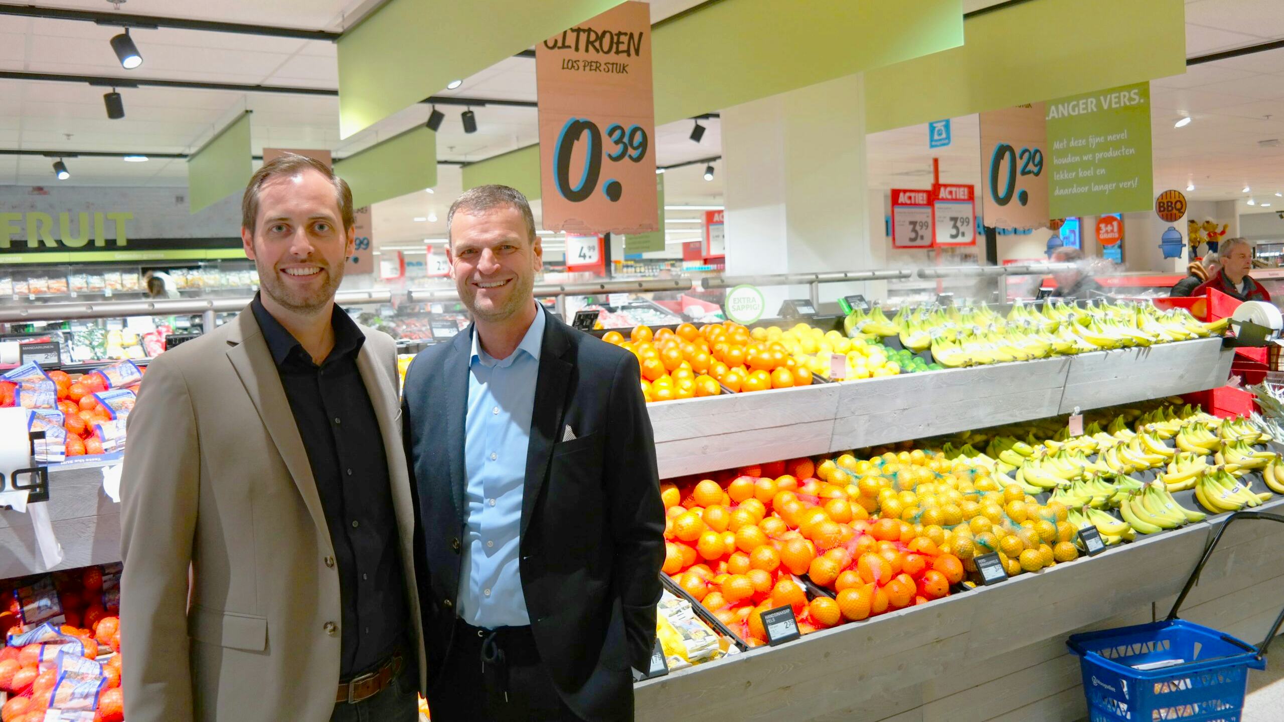 Jeffrey Jansen en Ruben Minnee van Hoogvliet op de vernieuwde agf-afdeling. Foto: Distrifood