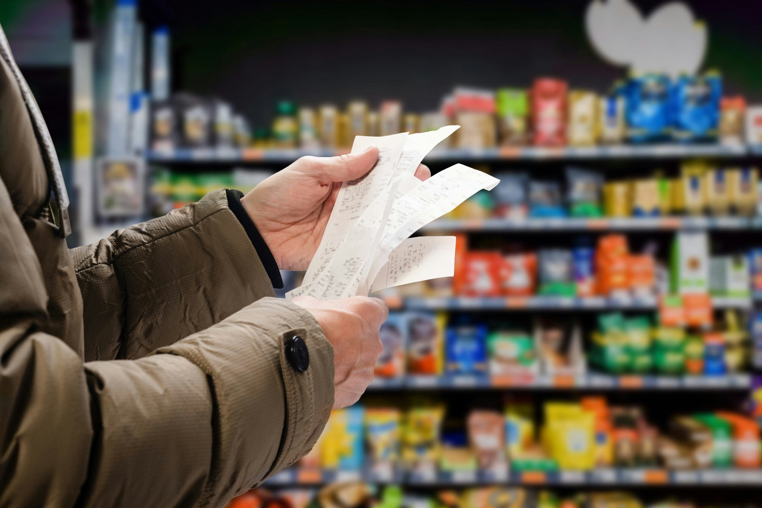 Een supermarktklant bekijkt de bon, ter illustratie. Foto: Shutterstock