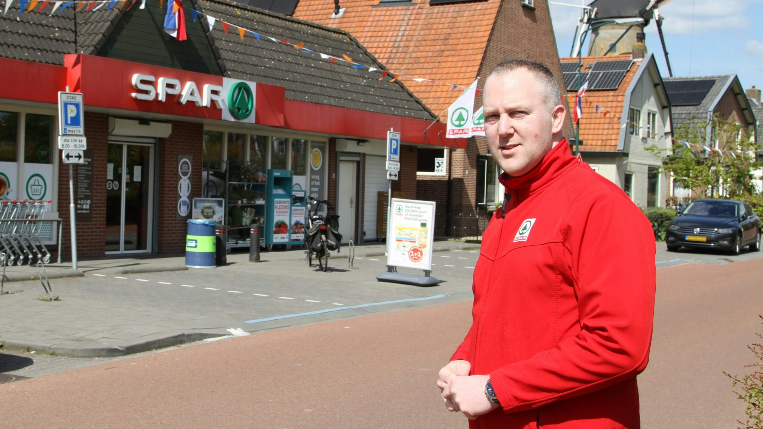 Spar-ondernemer Martijn van Straaten poseert voor zijn winkel in Cothen. Foto: Distrifood