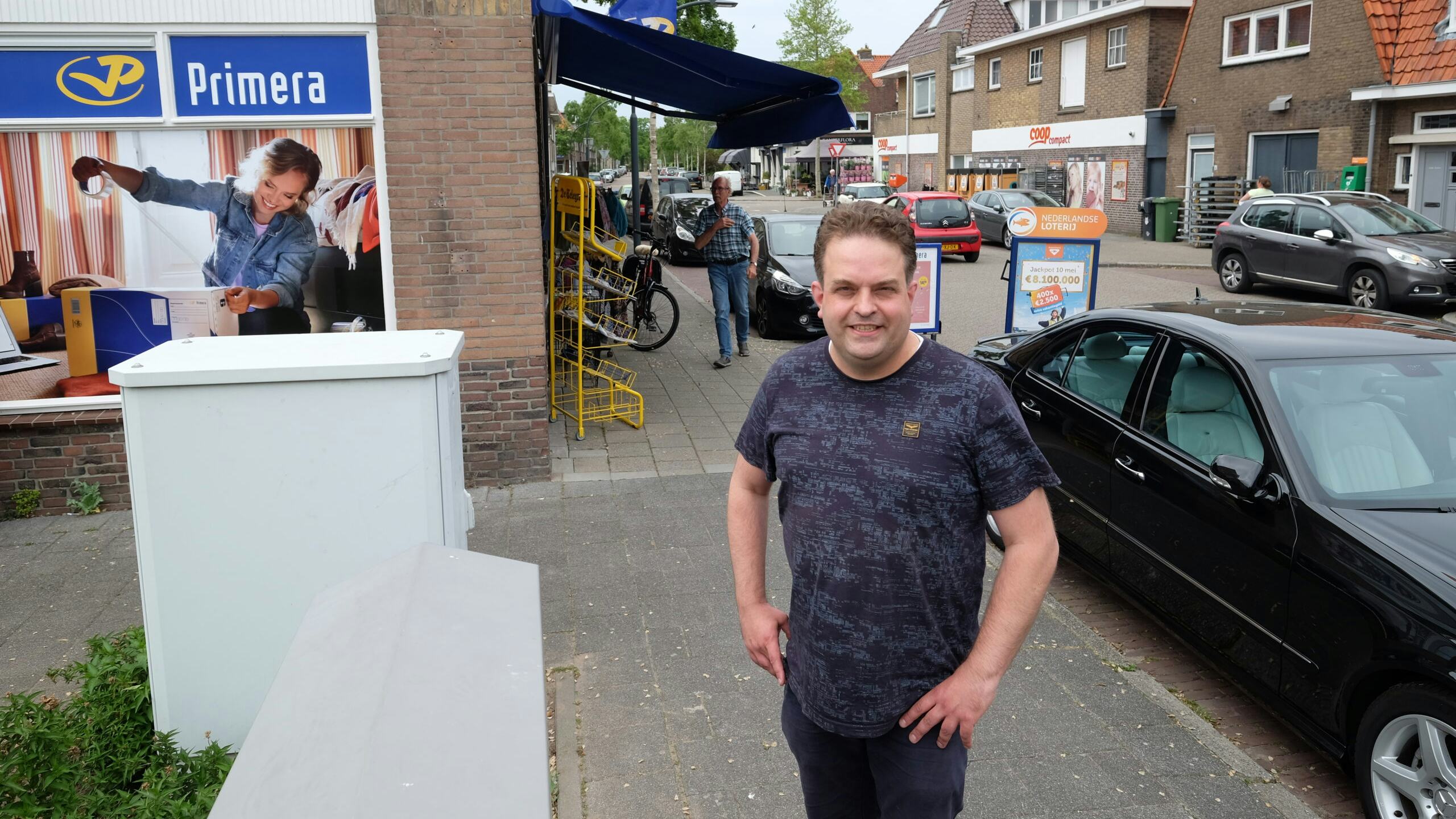 Tim Veldhuis voor zijn Primera met in de achtergrond zijn CoopCompact. Foto: Distrifood