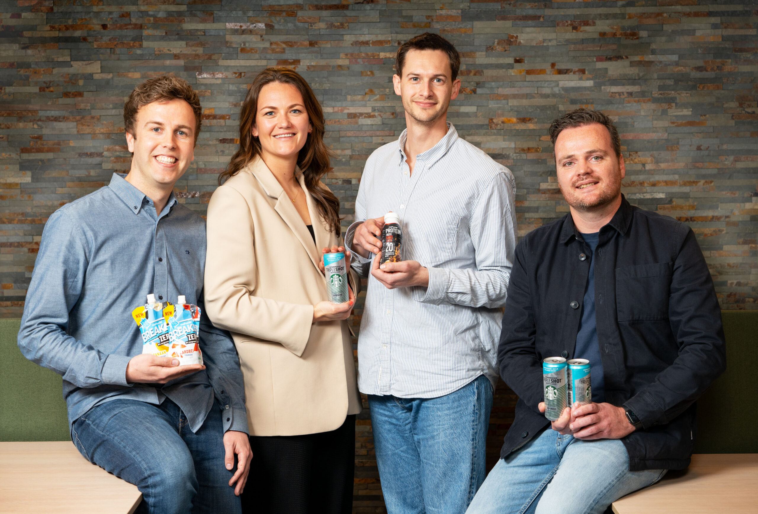 Van Links naar rechts: Brand manager bij Breaker Stefan van Lint-Vos, Category development manager Elske Verbeek, Brand manager bij Melkunie Martijn van Amersfoort, Commercial manager Starbucks Nederland Jelmer Bergsma.