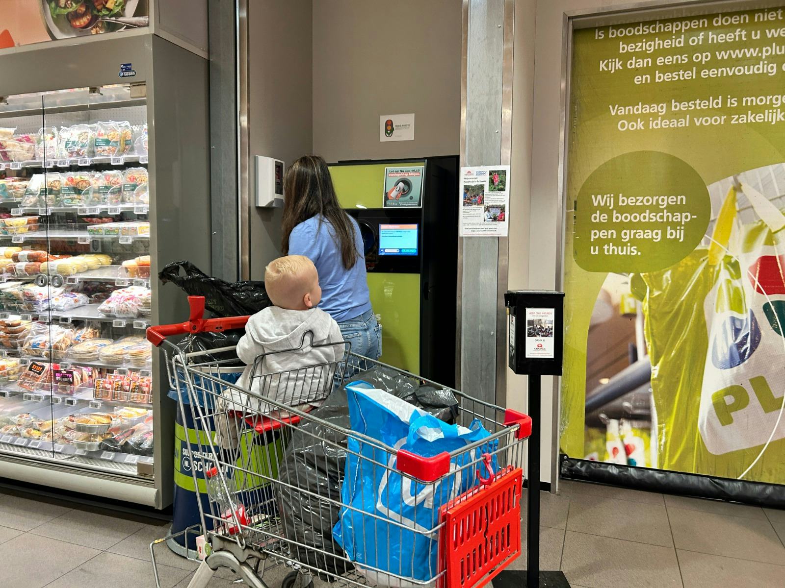 Vrouw en kind leveren statiegeld in. Foto: Distrifood
