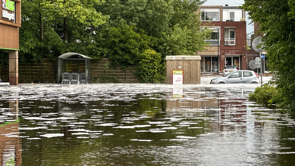 De Plus in Buitenpost werd zwaar getroffen door het noodweer op Tweede Pinksterdag. Foto: ANP
