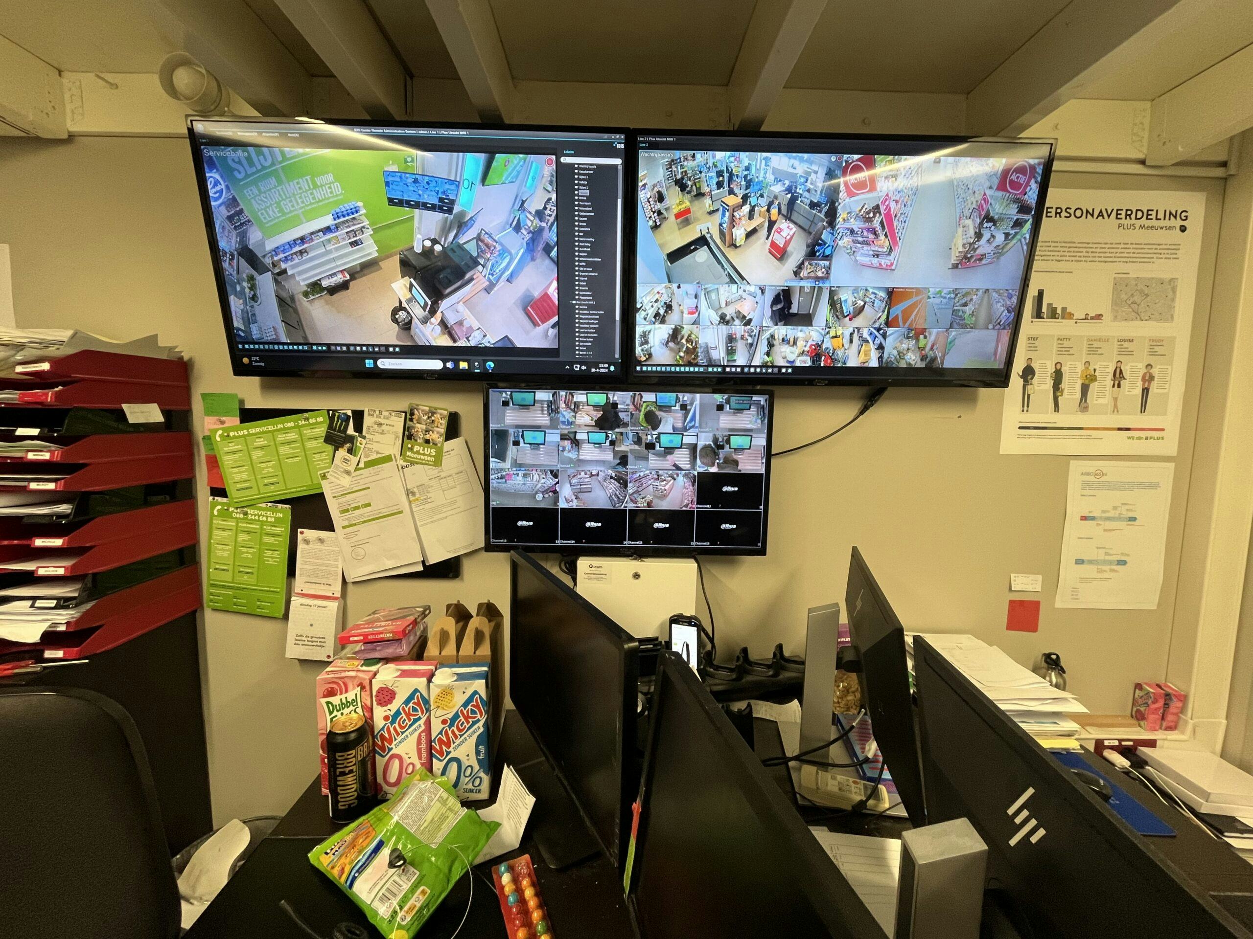 Plus Meeuwsen Utrecht heeft beveiligingscamera's boven de zelfscans in strijd tegen de vele winkeldieven. Foto: Distrifood