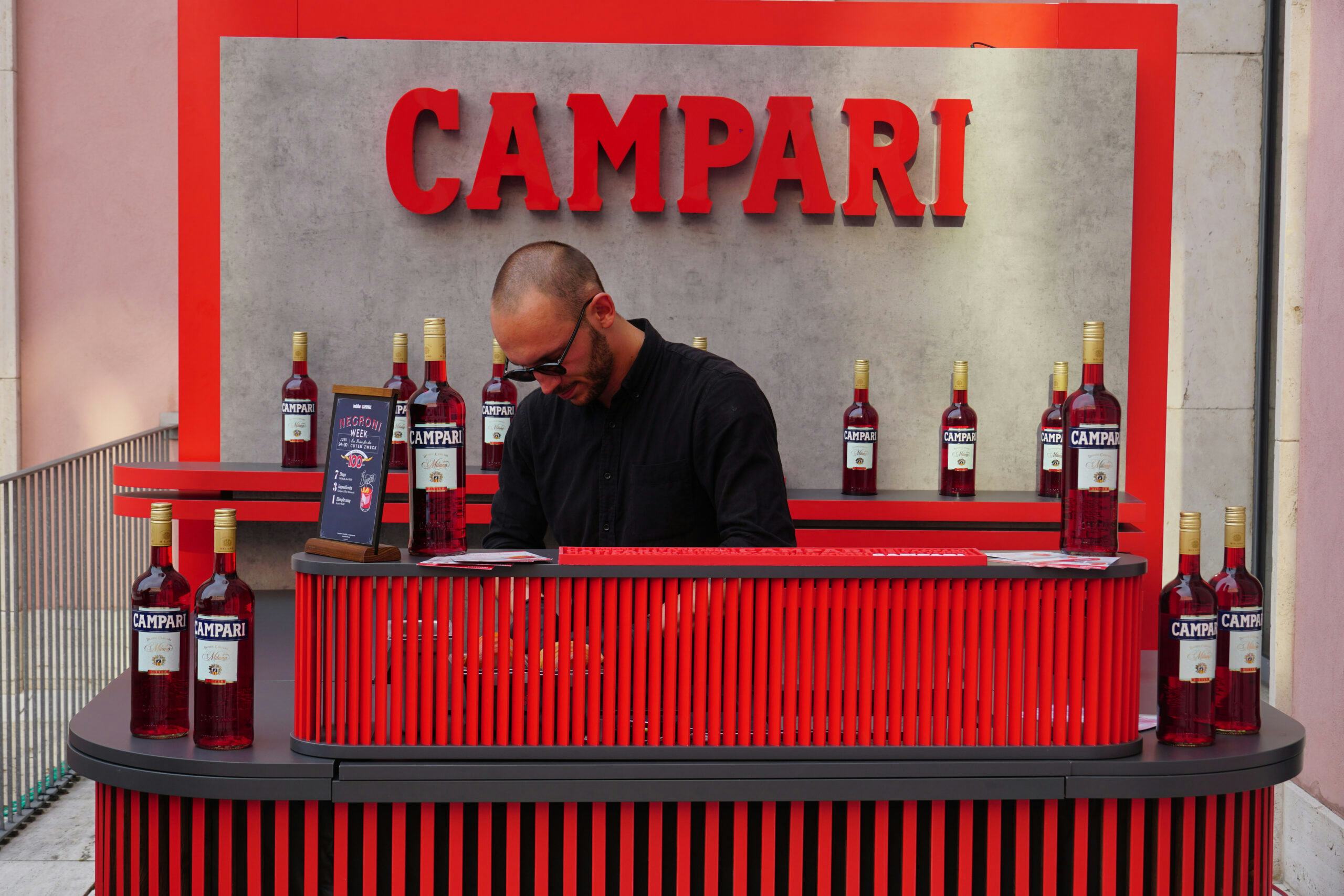 Een bartender prepareert een drankje in een stand van Campari. Foto: Shutterstock