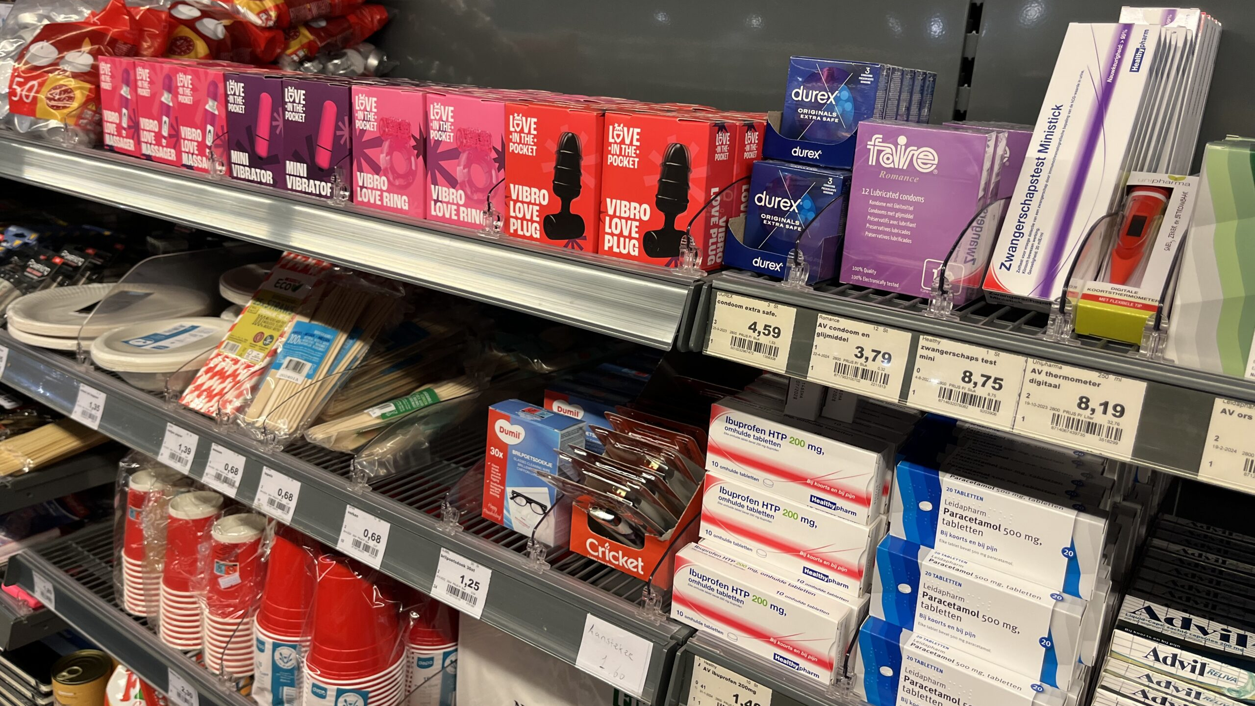 De seksspeeltjes van EasyToys liggen bij Spar University Utrecht naast de waxinelichtjes en zwangerschapstesten. Foto: Distrifood