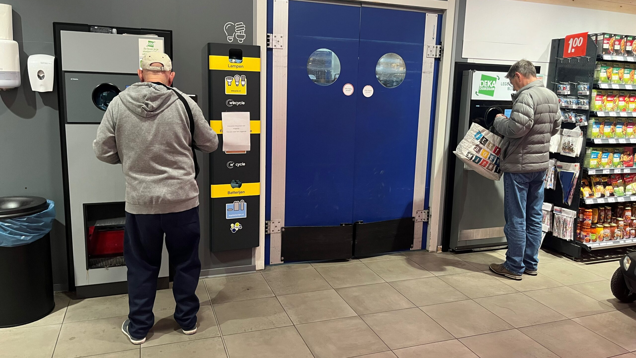 Twee supermarktklanten leveren statiegeld in. Foto: Distrifood