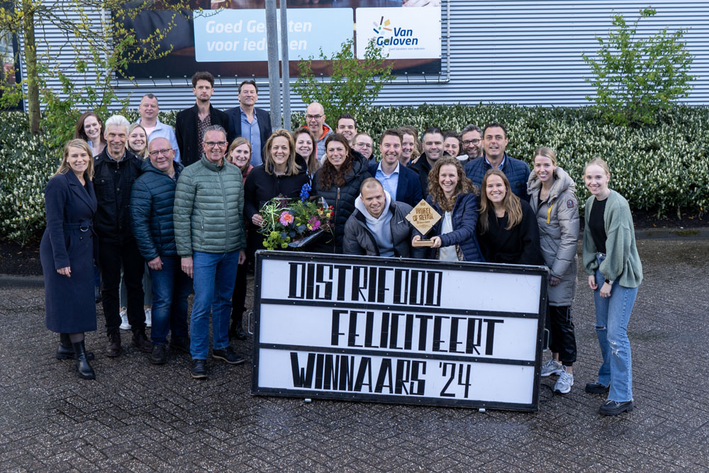 De winnaars van Van Geloven tijdens de prijsuitreiking van de Wheel of Retail.