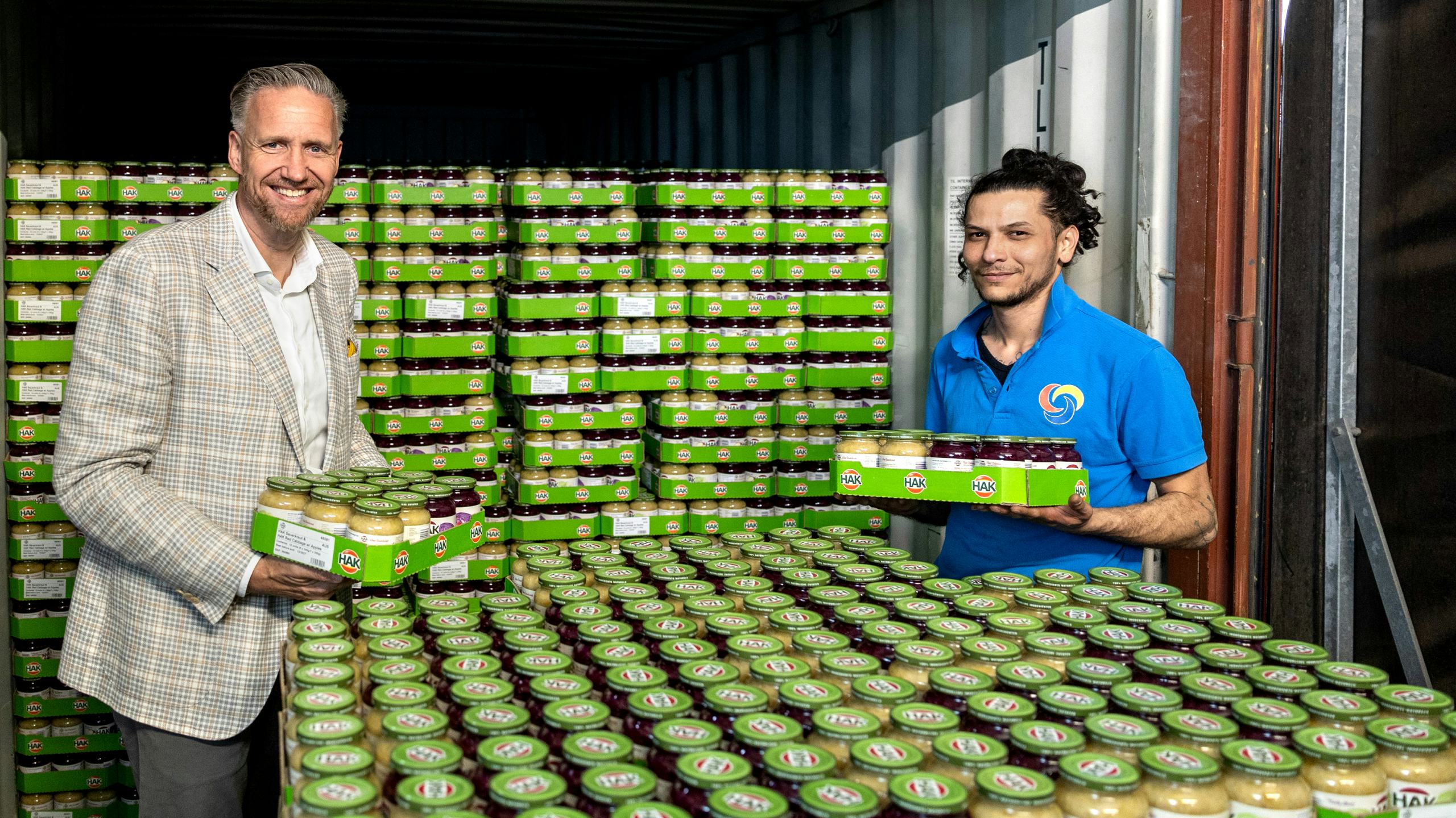 Michael van den Hurk bij de container met Hak-producten die naar Aldi Australië verscheept worden. Foto: Herbert Wiggerman