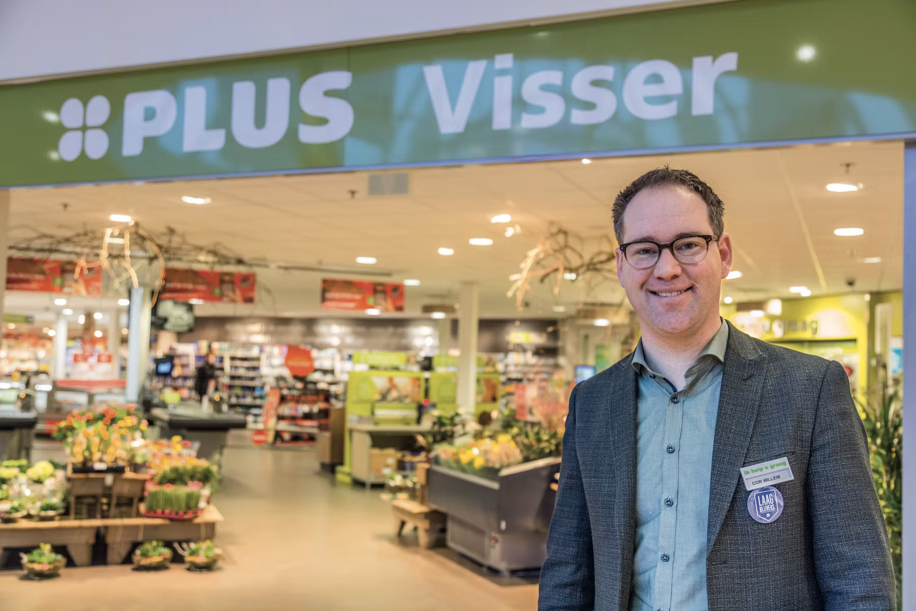 Cor Willem Visser voor zijn winkel in 2019. Foto: Studio 38c