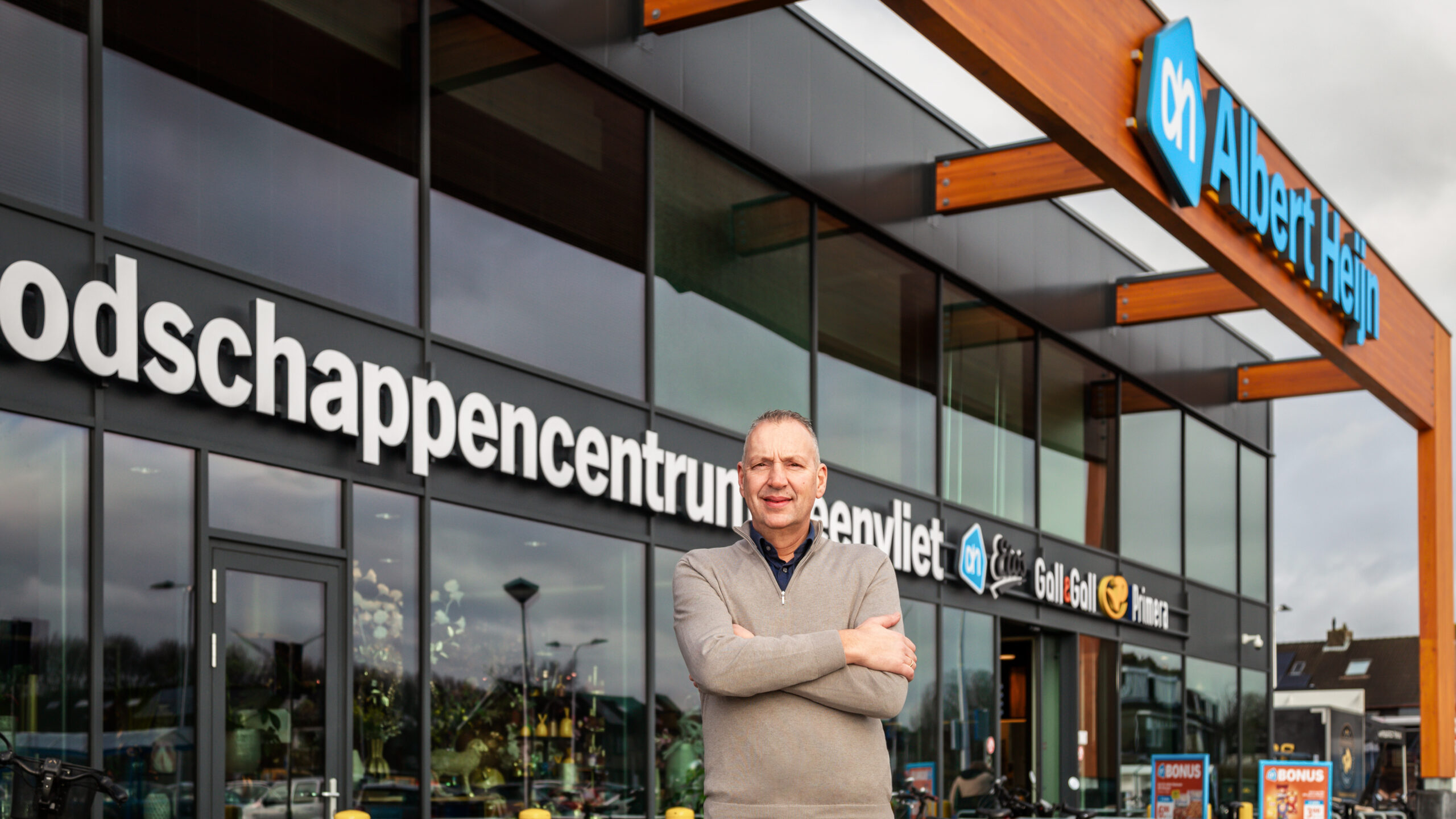 AH-ondernemer Ad Bevaart poseert voor Boodschappencentrum Heenvliet. Foto: Bevaart