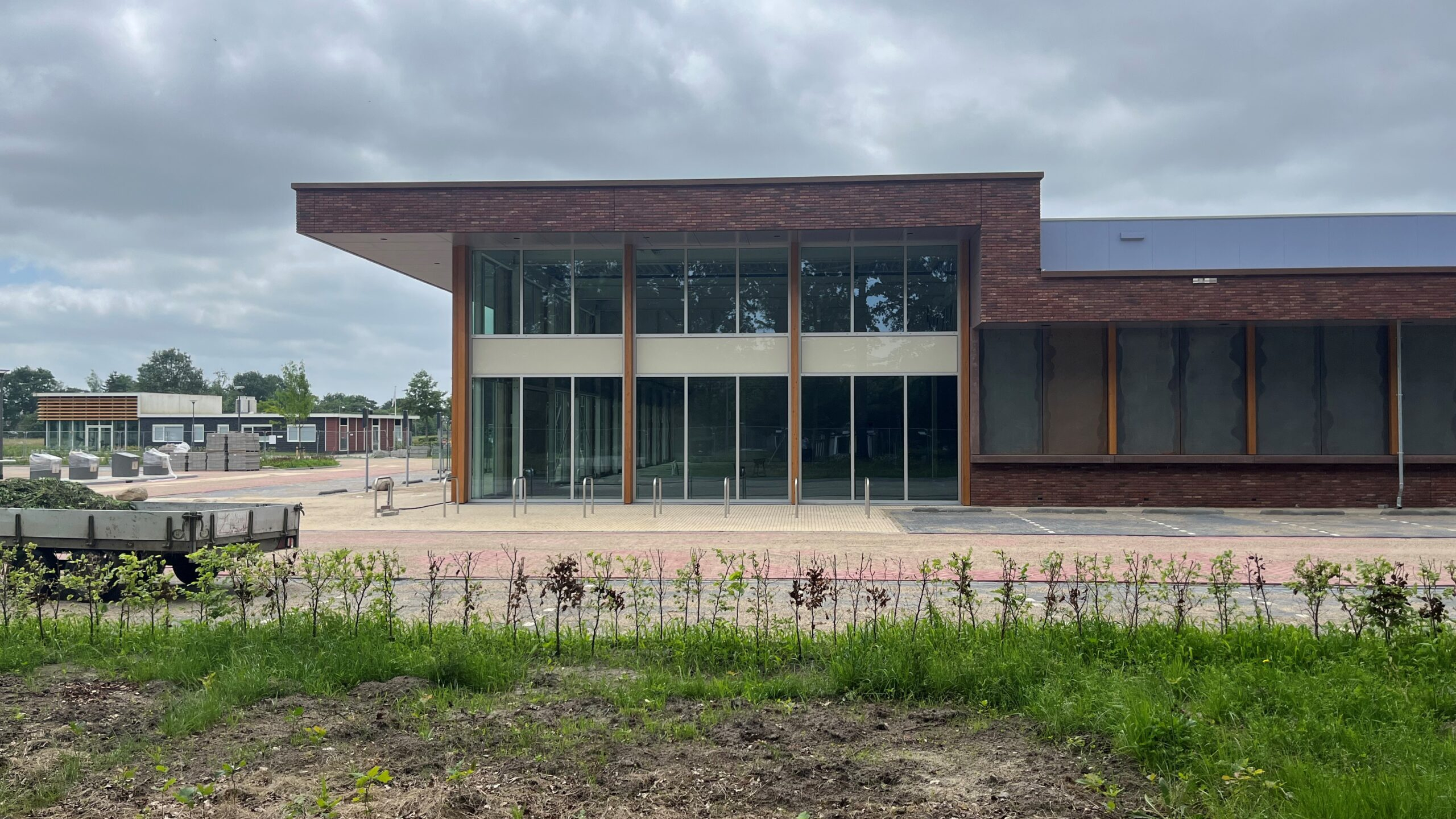Zij-aanzicht van de nieuwe supermarkt in Eelderwolde. Foto: Distrifood