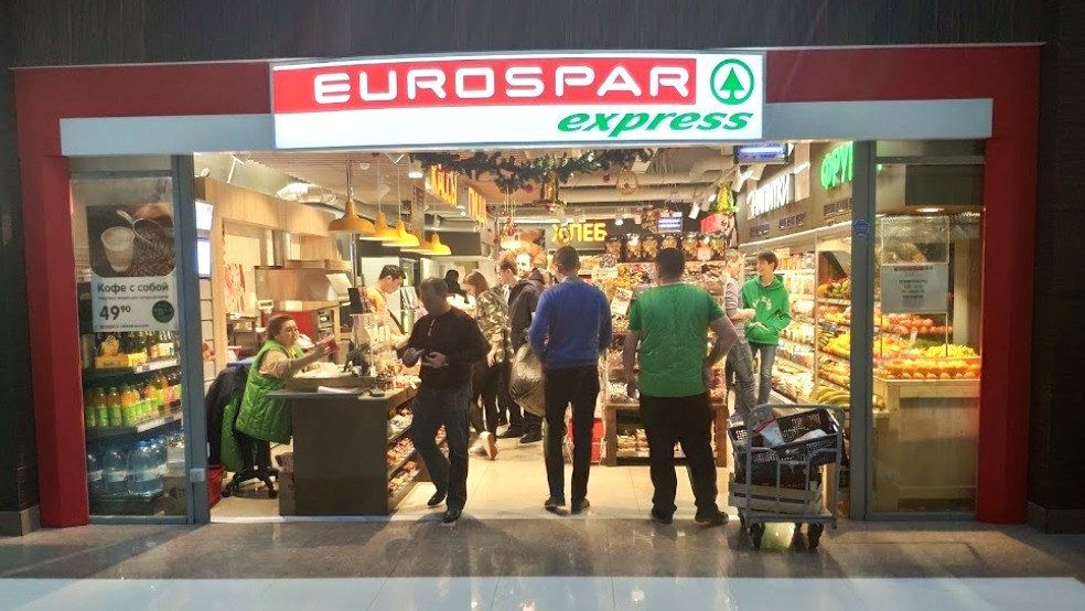 Klanten en winkeliers in een Eurospar Express in Moskou. Foto: Google Street View