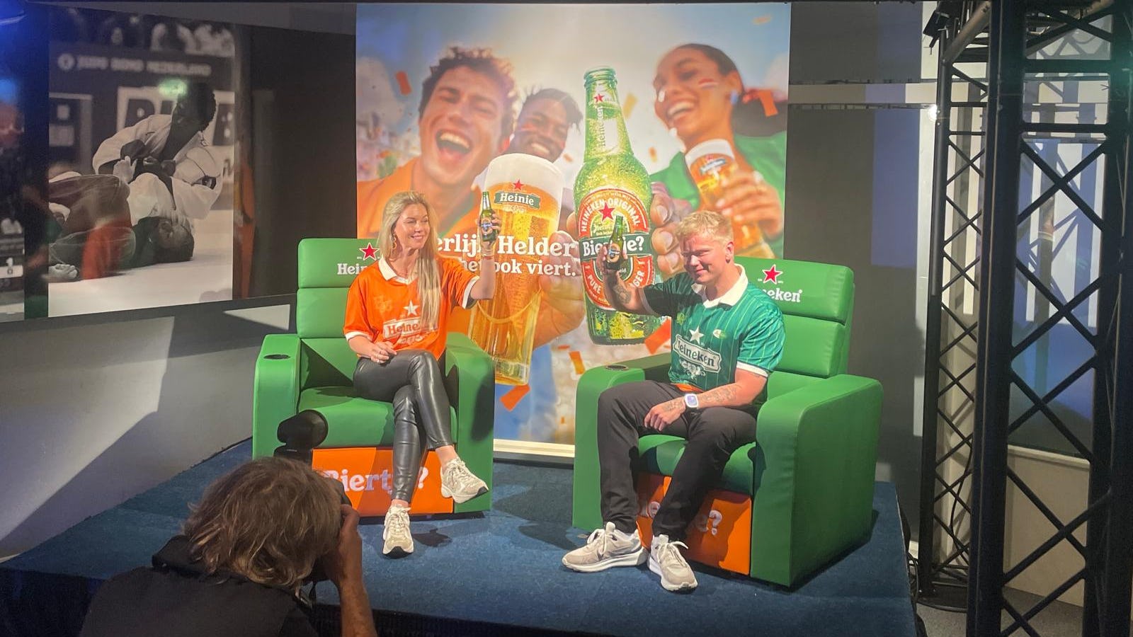 Voormalig voetbalster Anouk Hoogendijk en 538-dj Jordi Warners in de Heineken stoelboxen. Foto: Distrifood
