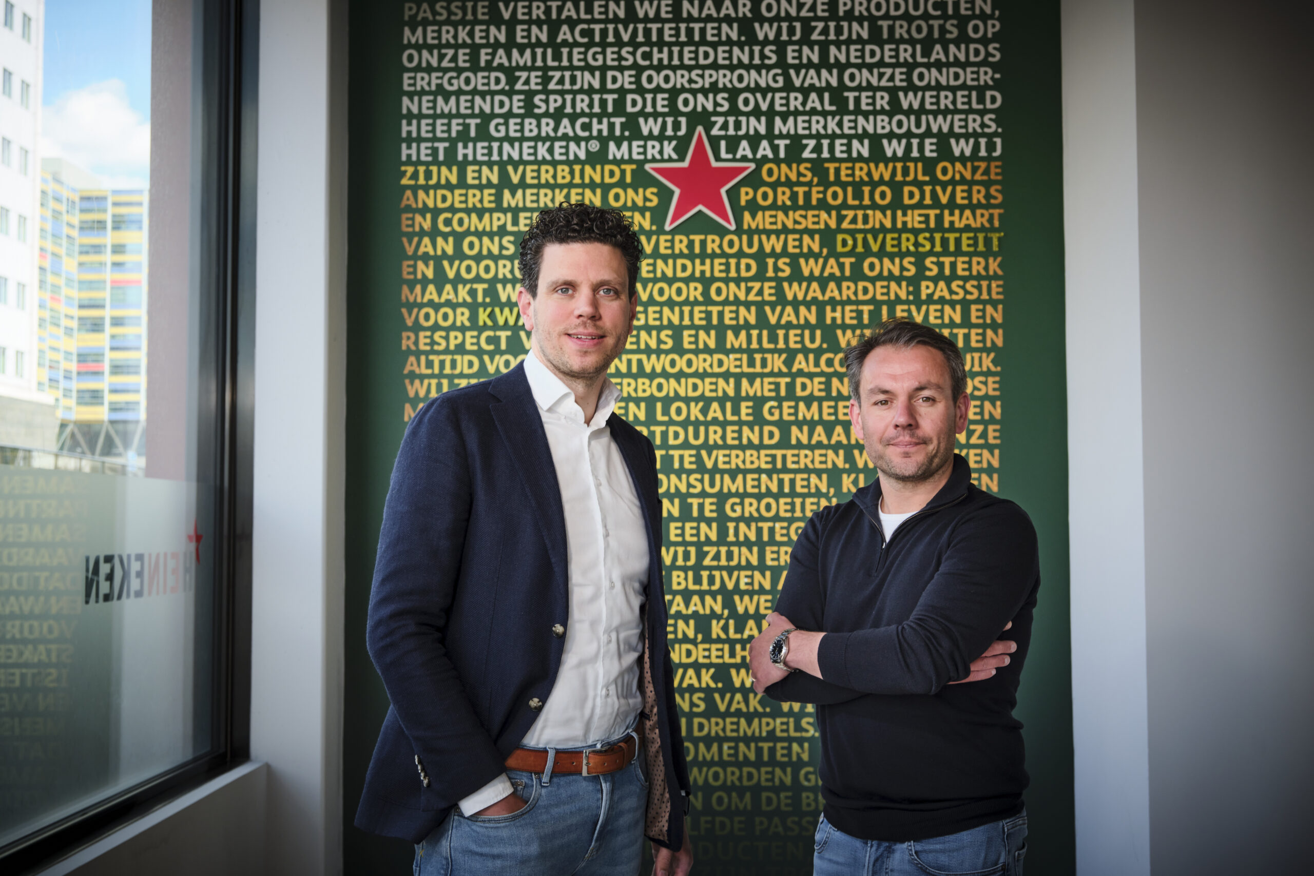 Customer Group Director Nick Driessen met Head of Trade Marketing Gertjan van Otterloo: ‘De Nederlander kijkt graag met vrienden en familie naar die mooie Oranjemomenten en drinkt daar graag een biertje bij, met of zonder alcohol.’