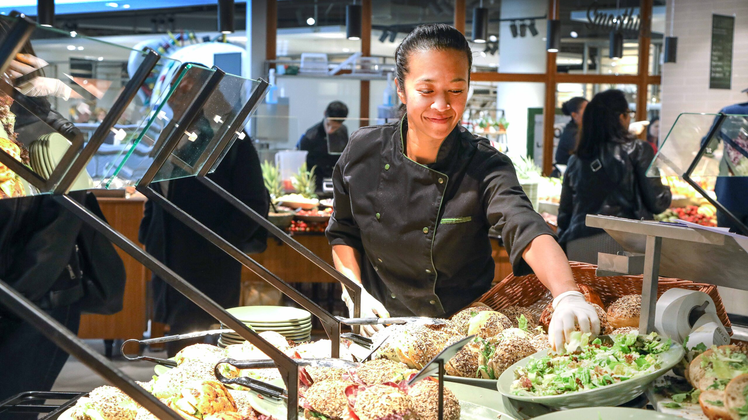 Een medewerkster van een Rotterdamse La Place aan het werk. Foto: La Place
