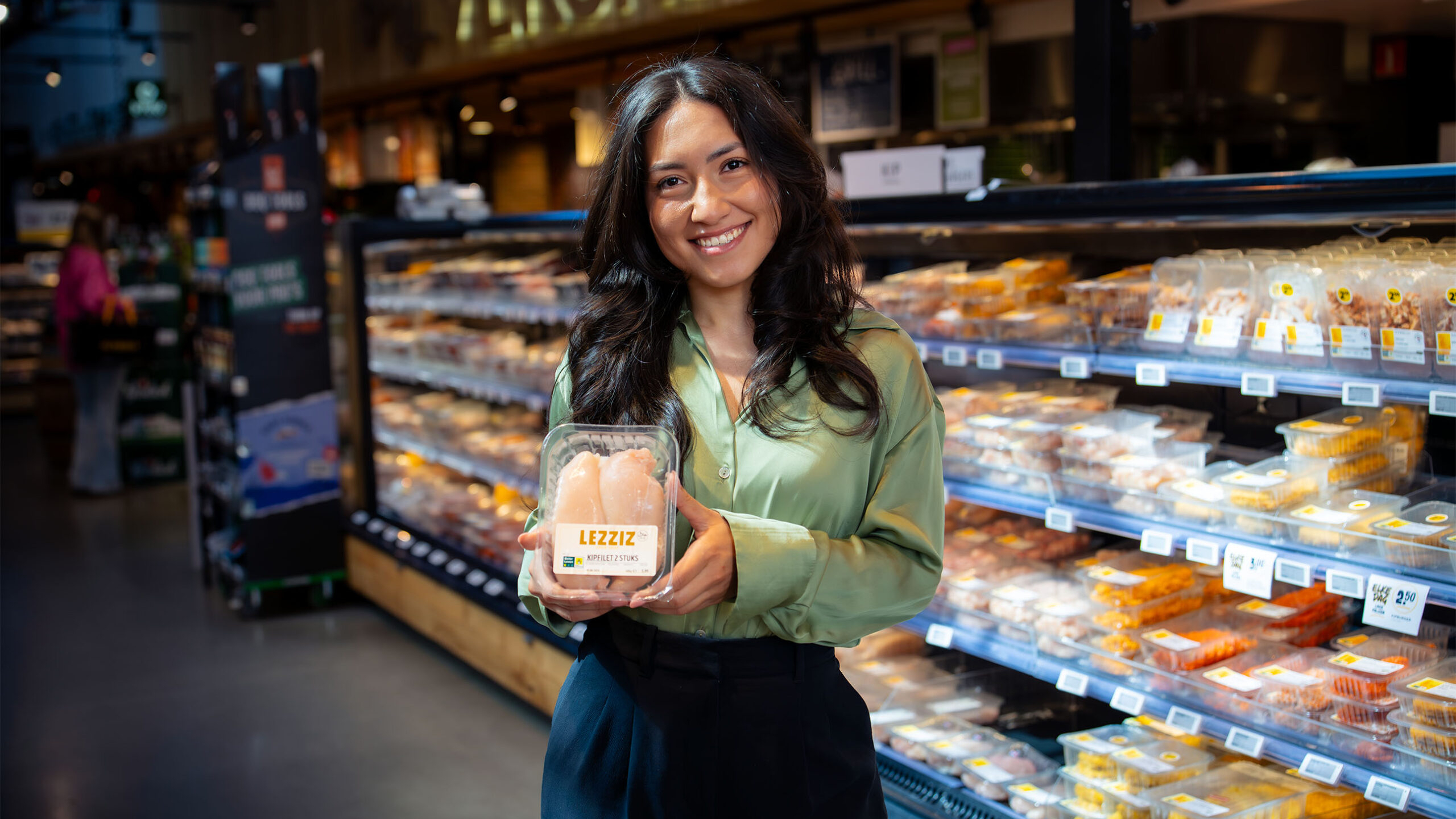 Neslihan Erturul met het 1 ster Beter Leven Keurmerk dat bij Jumbo verkocht wordt. Foto: Jumbo
