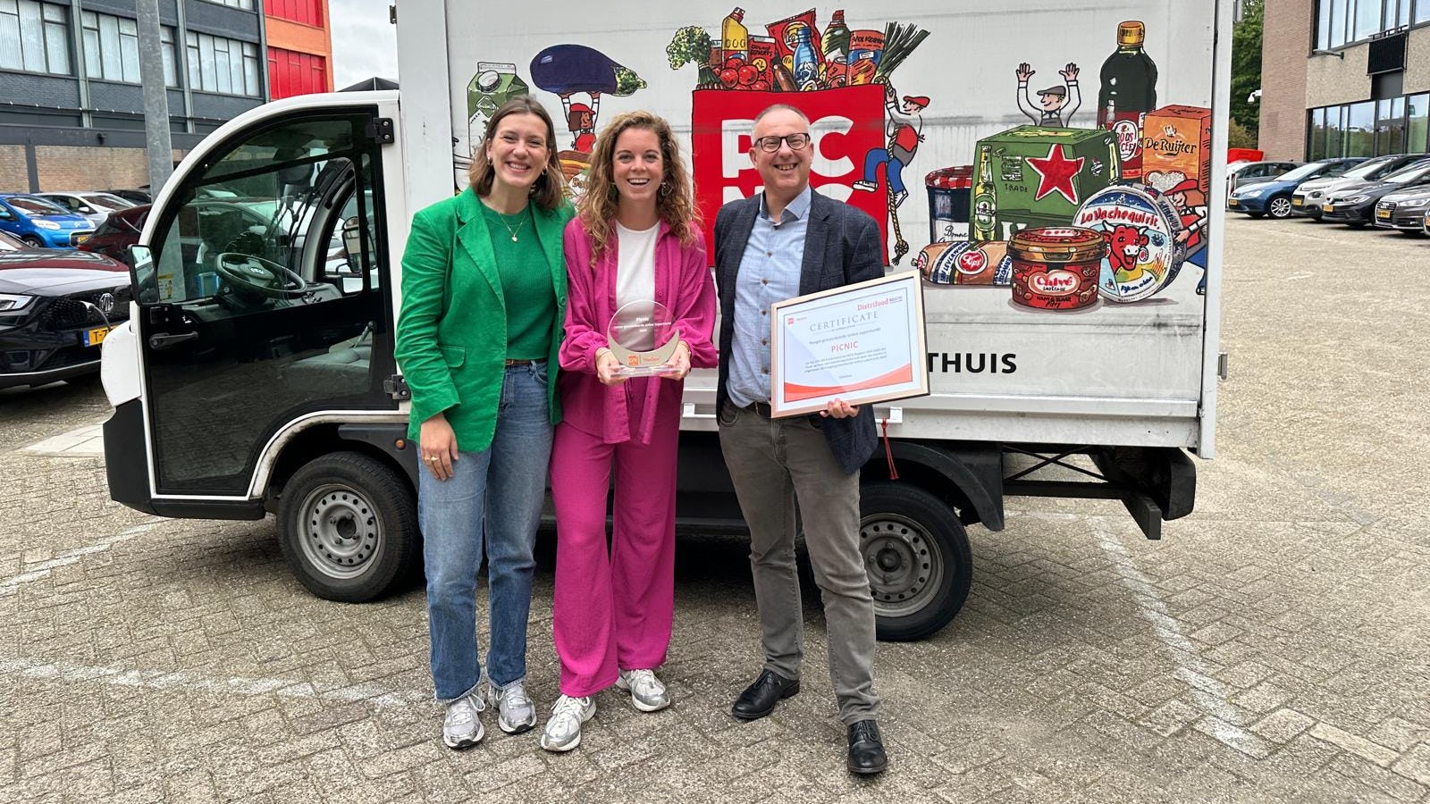 Onderzoeker Milan Peeters van CPS GfK (rechts) overhandigt de prijs aan Vibeke van der Bilt en Maria Kolster van Picnic. Foto: Distrifood