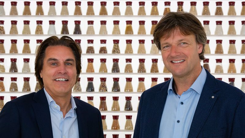 Michel Driessen van Verstegen (rechts) draagt het stokje over aan Mark Schraauwen. Foto: LinkedIn