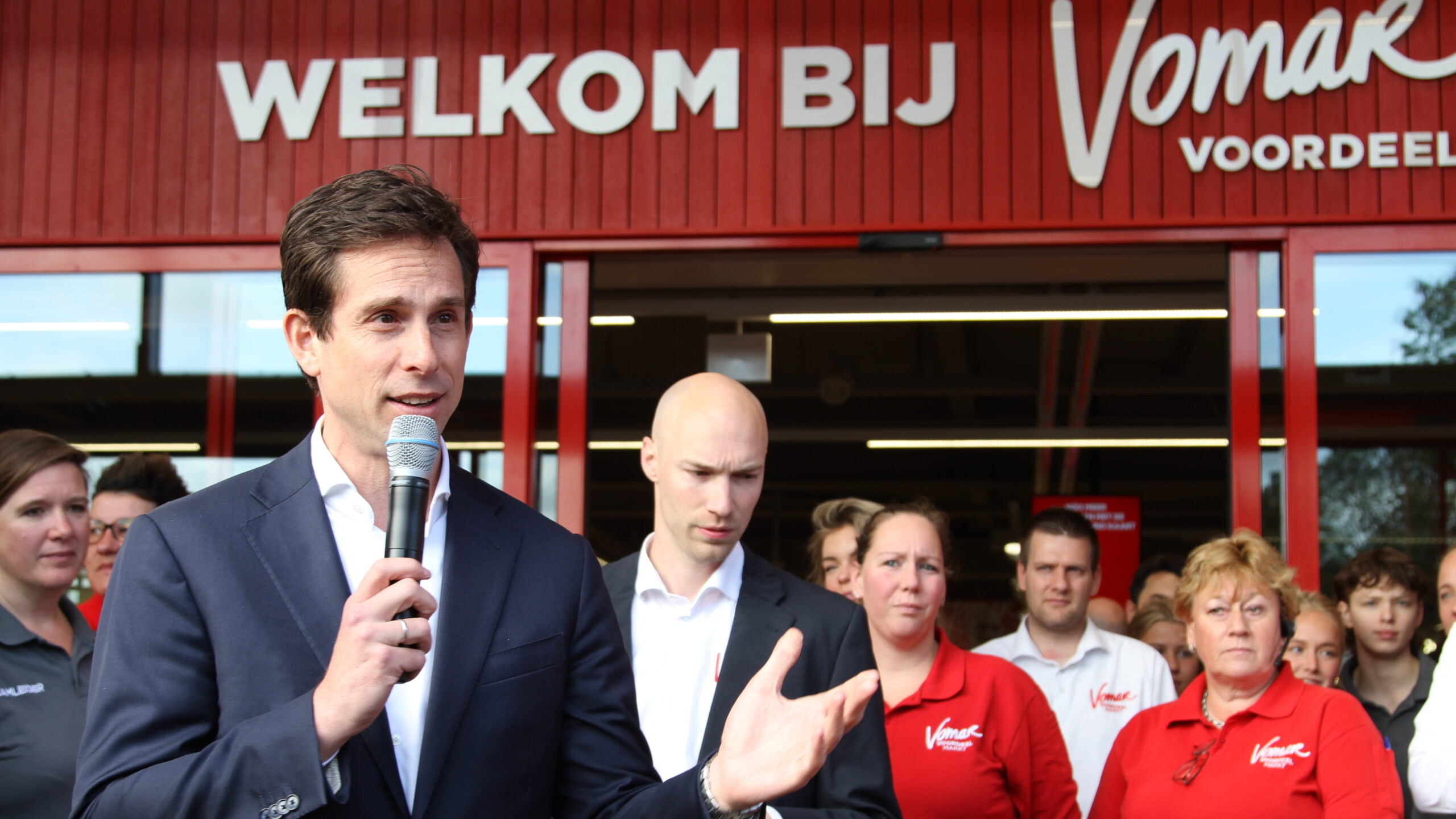 Ceo Jim Zwanenburg van Vomar tijdens de heropening in IJmuiden. Foto: Distrifood