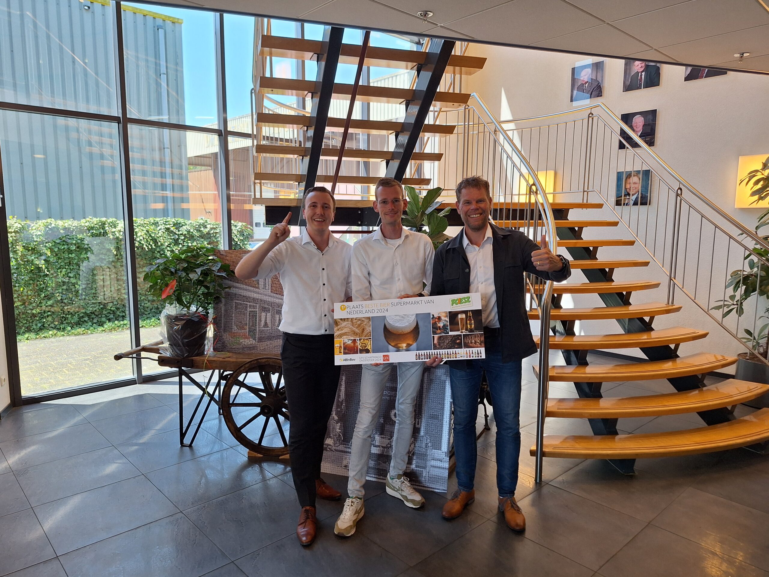 Wouter Seerden (AB InBev), Mark Smit (Poiesz) en Richard Poiesz (Poiesz) bij de uitreiking van het GFK schap-imago onderzoek.