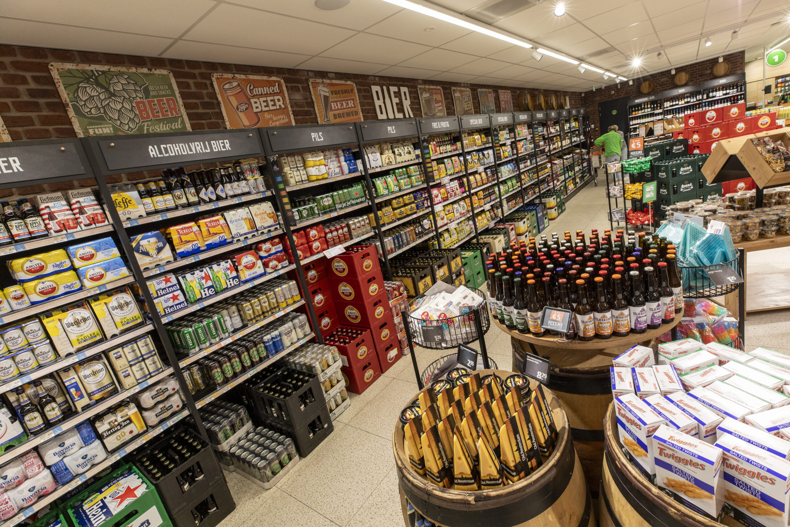 Het ruime borrelplein van Poiesz in De Westereen. Foto: Anne van der Woude