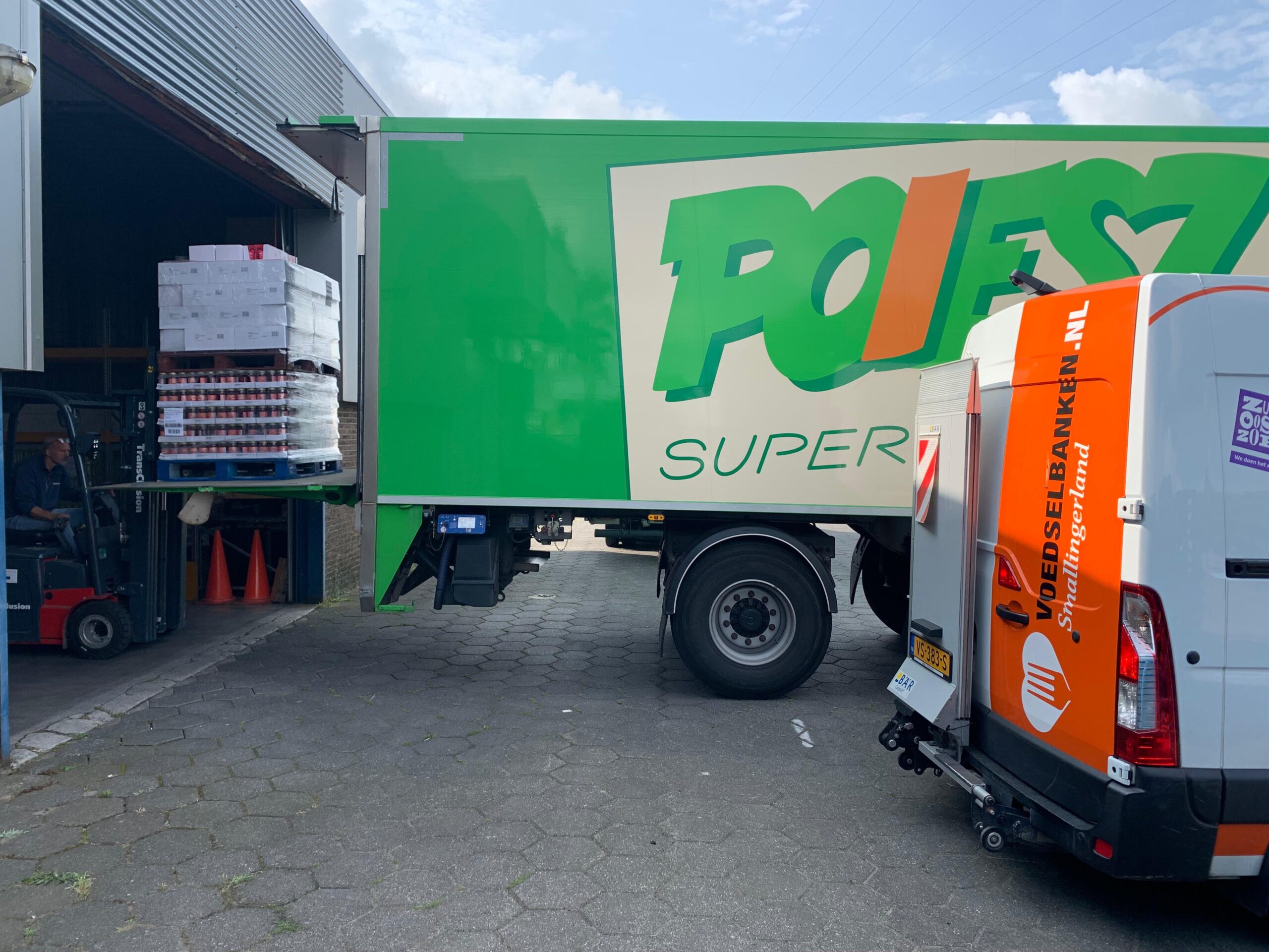 Poiesz lost een volle vrachtwagen met eten en drinken bij de Voedselbank in Drachten. Foto: Poiesz