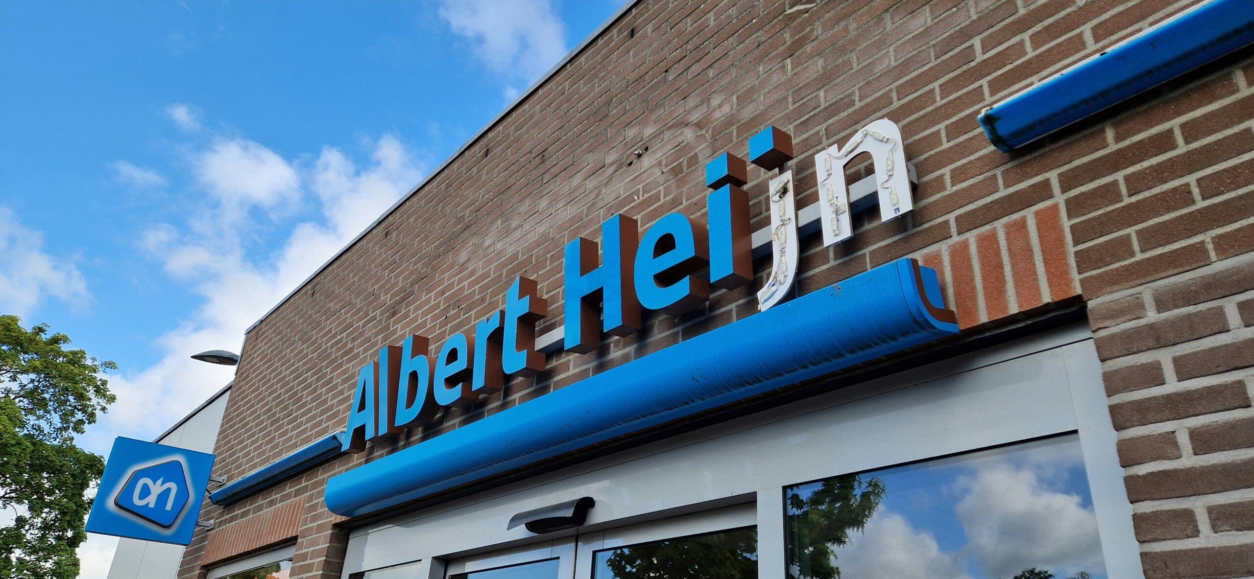 Kapot AH-logo boven AH in 's Gravendeel. Foto: Distrifood