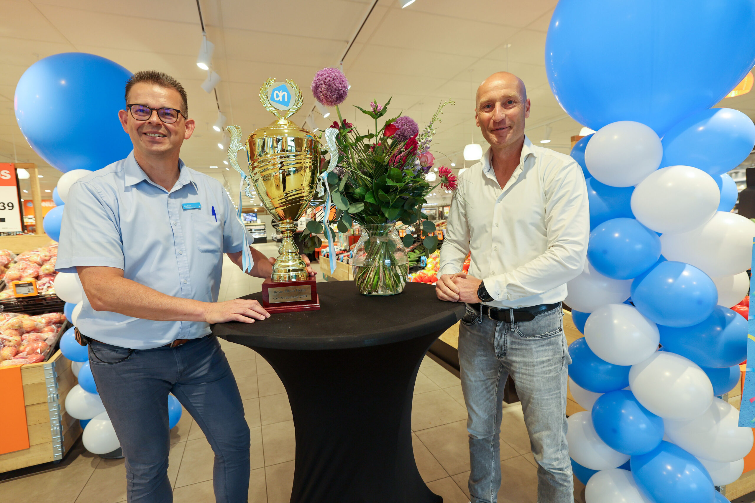 Ondernemer Stan Heerschap won met zijn winkel in Nederweert de prijs voor Beste Albert Heijn van Nederland. Erik Slaats (links) is de bedrijfsleider van Albert Heijn Nederweert.