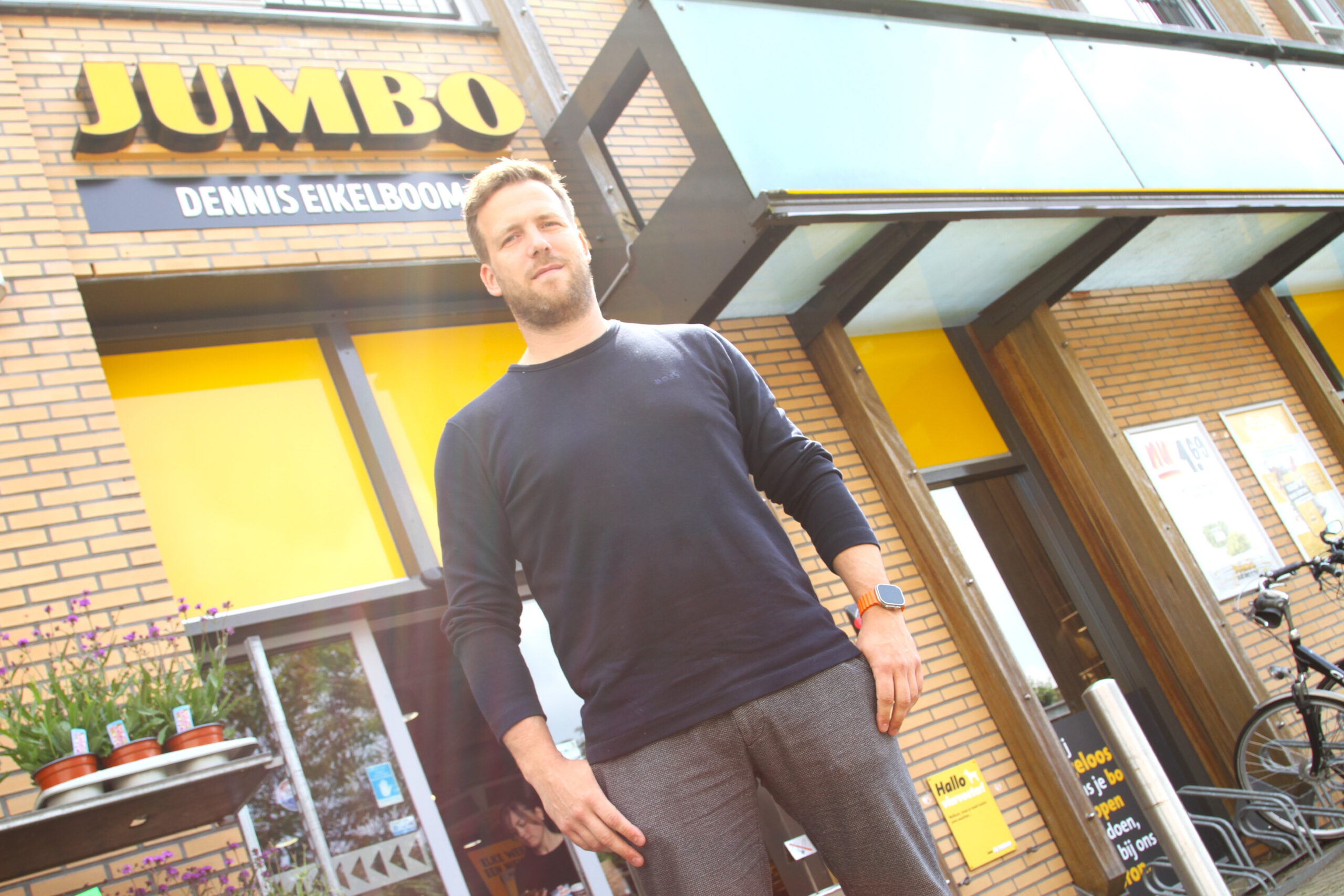 Dennis Eikelboom poseert voor zijn Jumbo in Bathmen. Foto: Distrifood