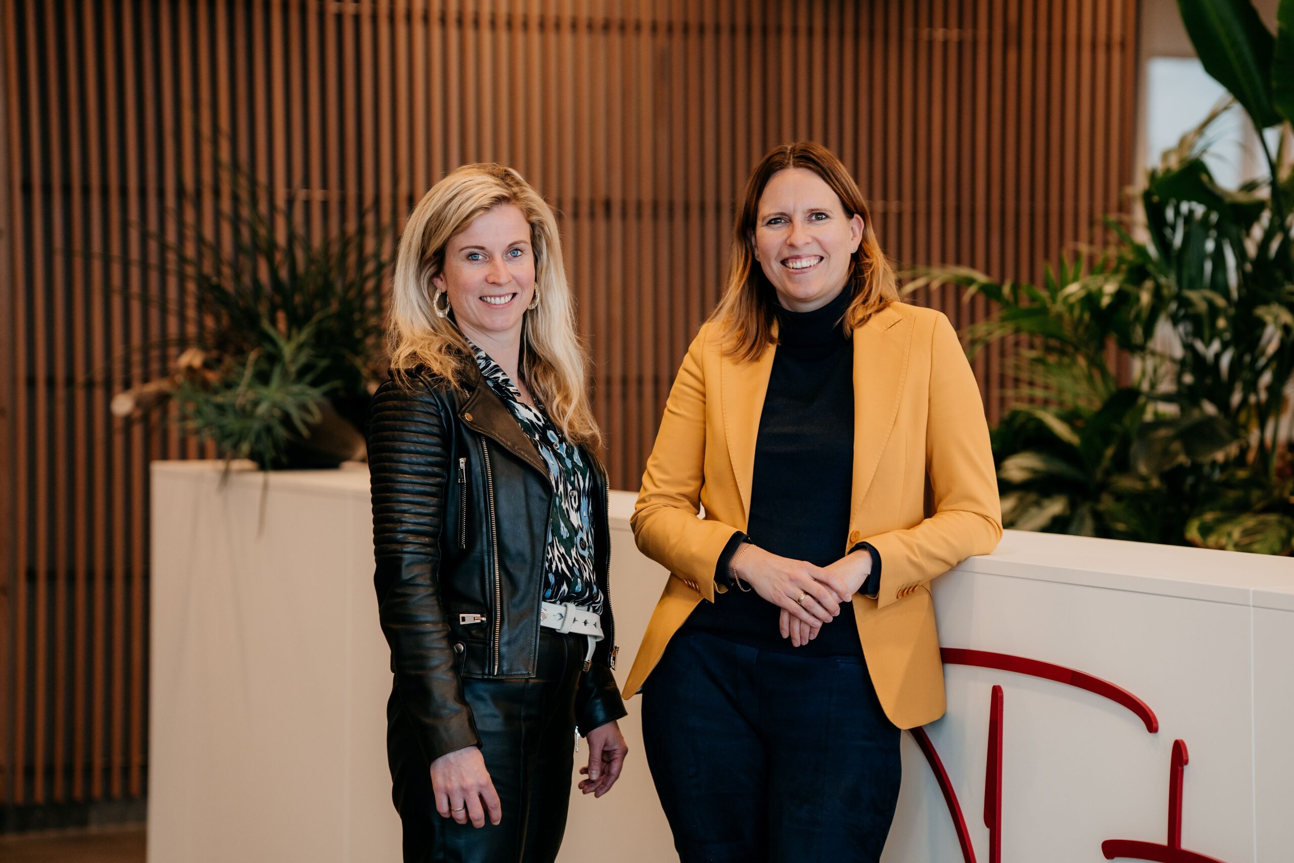 De zussen Margriet (links) en Annelies Looije (rechts) staan sinds 2020 aan het roer van Looye Kwekers.