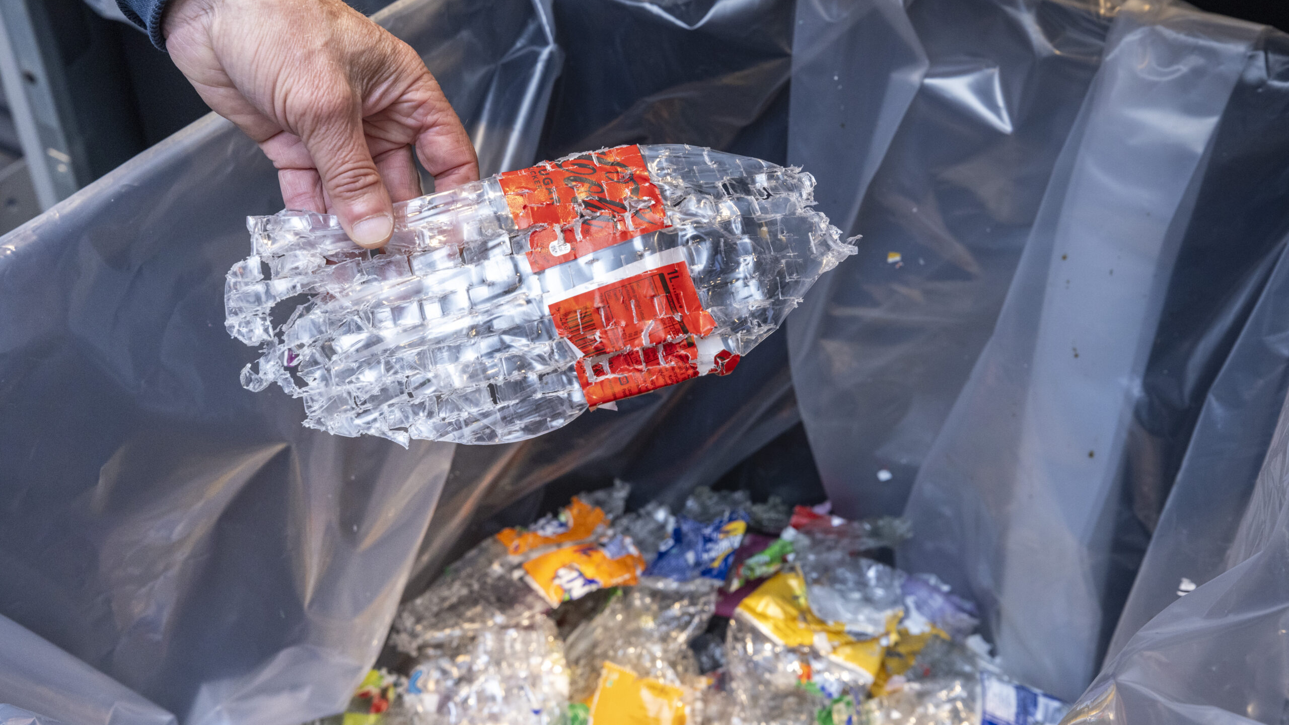 Een statiegeldflesje gecrushed door een automaat. Foto: Koos Groenewold