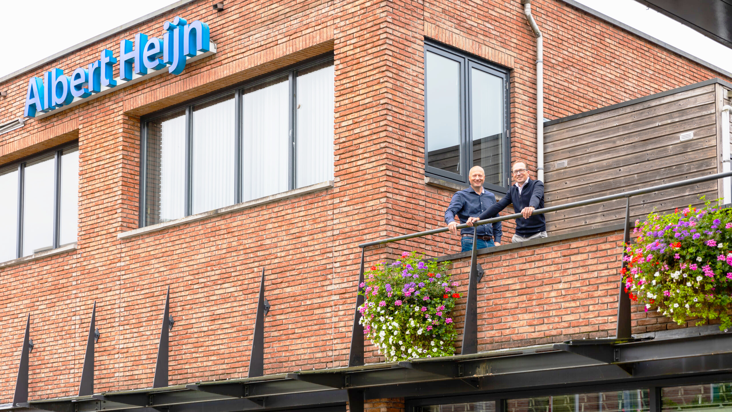 Hendrik Jan en Frits van der Heide bij Albert Heijn Beijum. Foto: Mariska Loos Fotografie