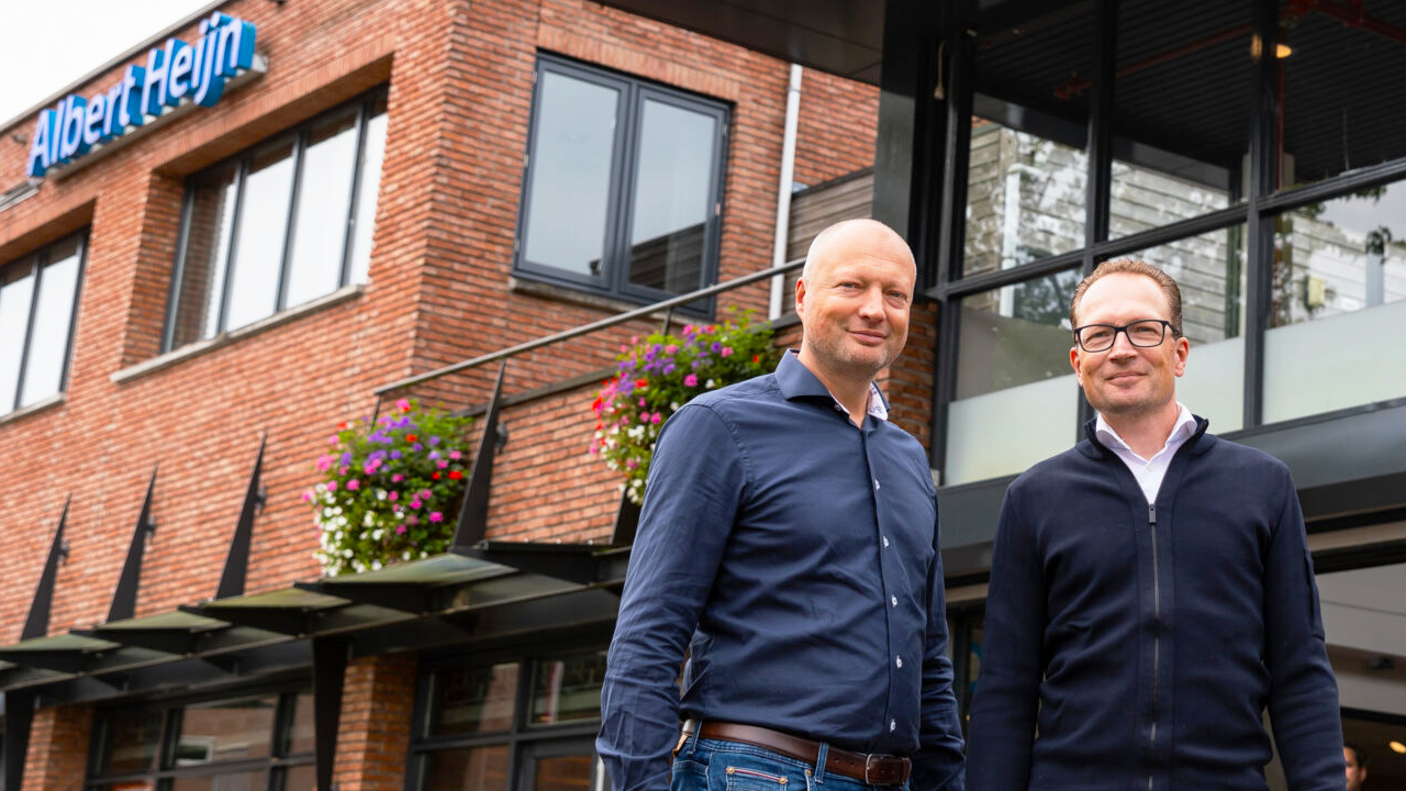 Hendrik Jan en Frits van der Heide voor de Albert Heijn in Beijum. Foto: Mariska Loos Fotografie