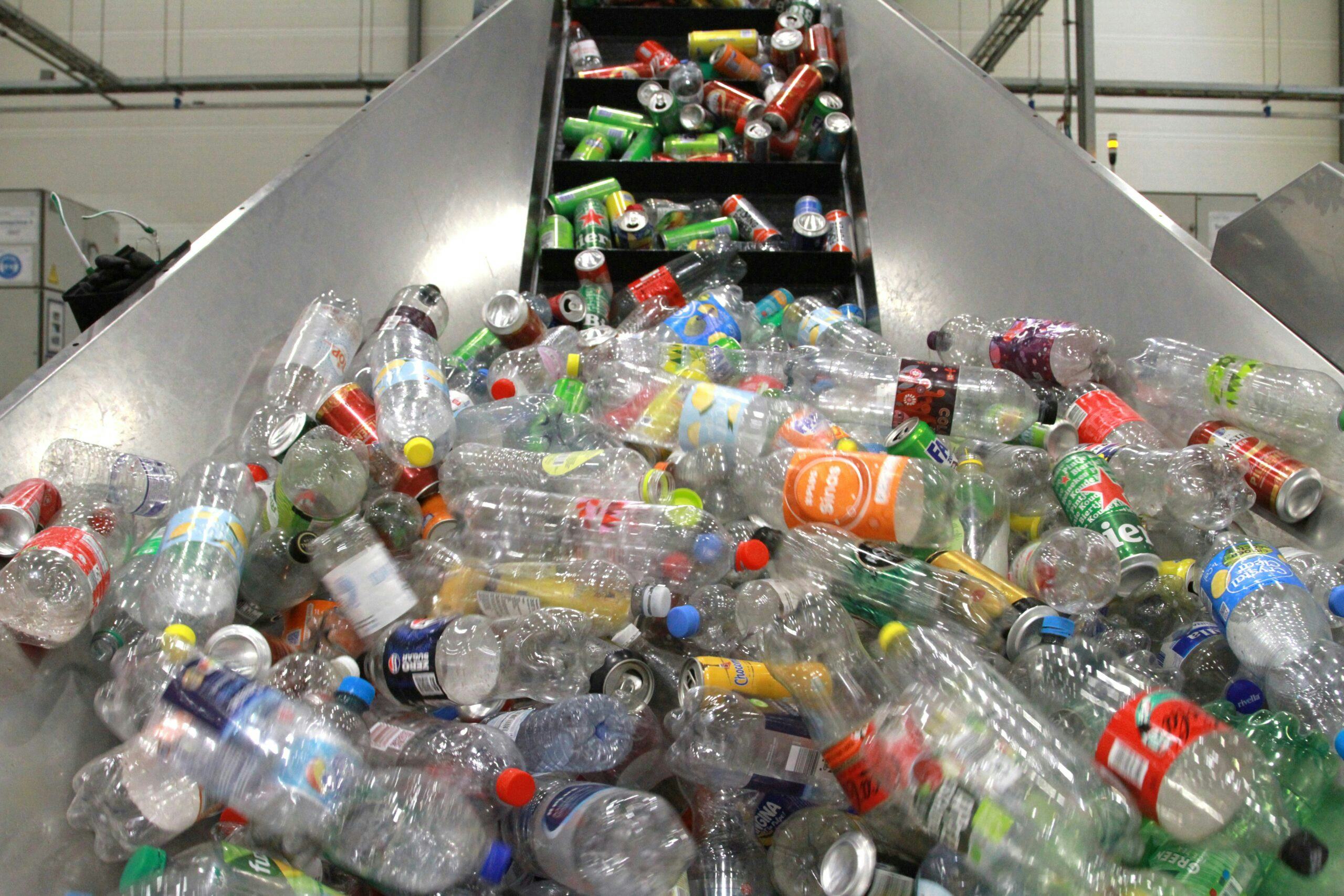 Statiegeldflesjes in het Verpact-telcentrum in Utrecht. Foto: Distrifood